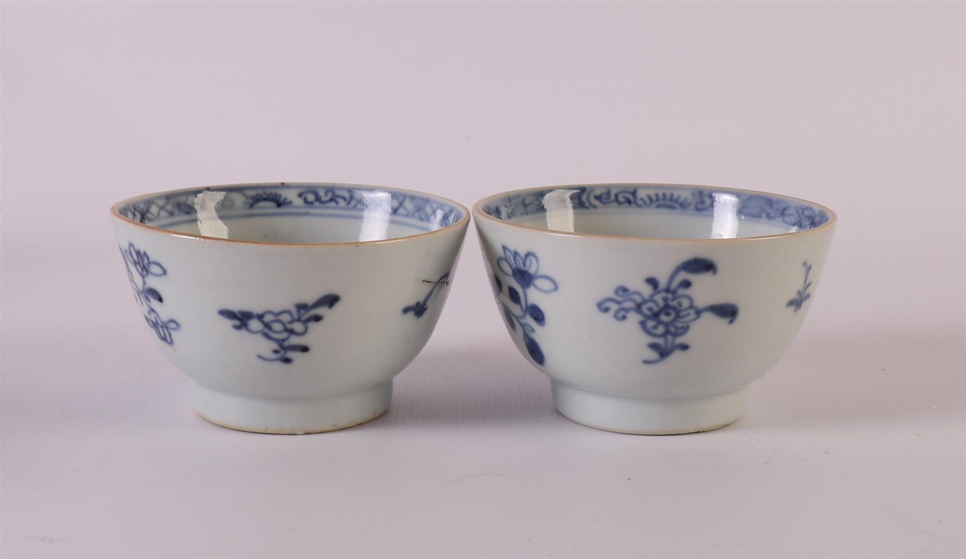 Four blue/white porcelain bowls, China, Kangxi, around 1700. Blue underglaze floral decor, marked - Bild 3 aus 14