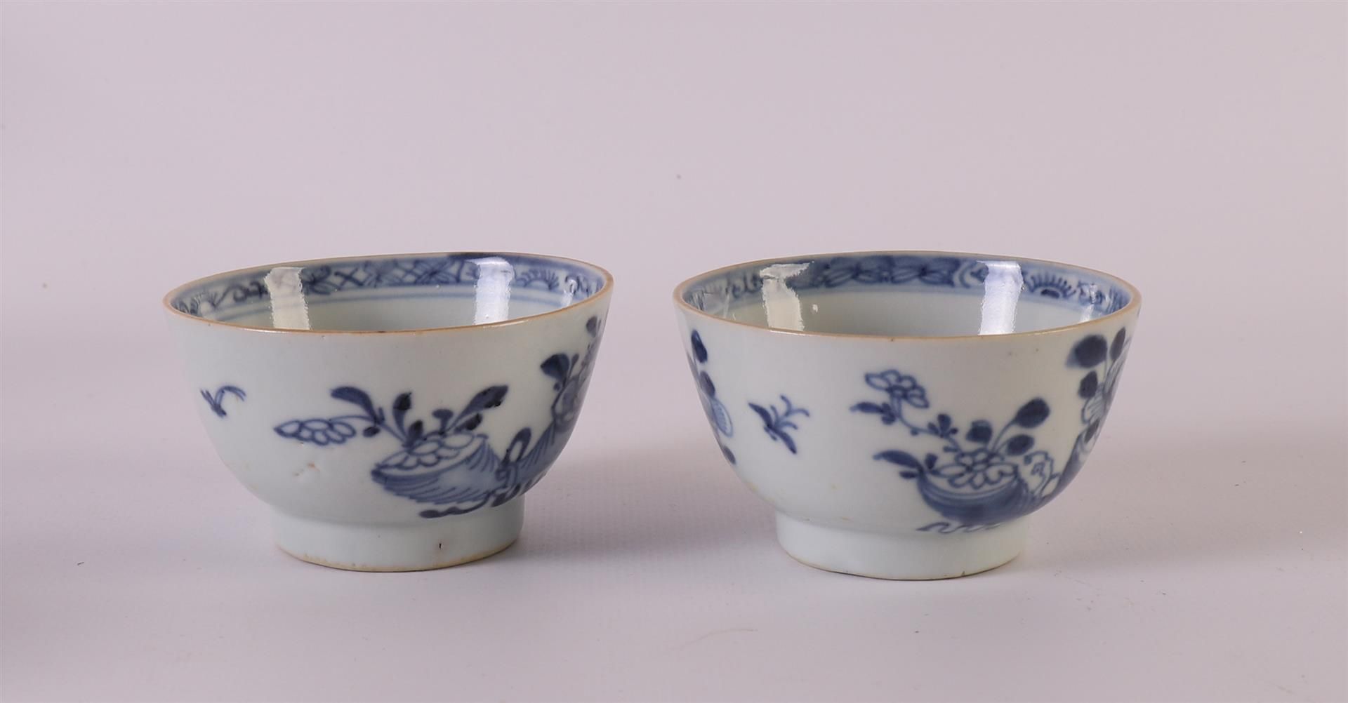 Four blue/white porcelain bowls, China, Kangxi, around 1700. Blue underglaze floral decor, marked - Bild 5 aus 14