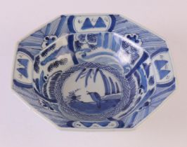 An octagonal blue/white porcelain hooded bowl, China, around 1800. Blue underglaze decor of a crow