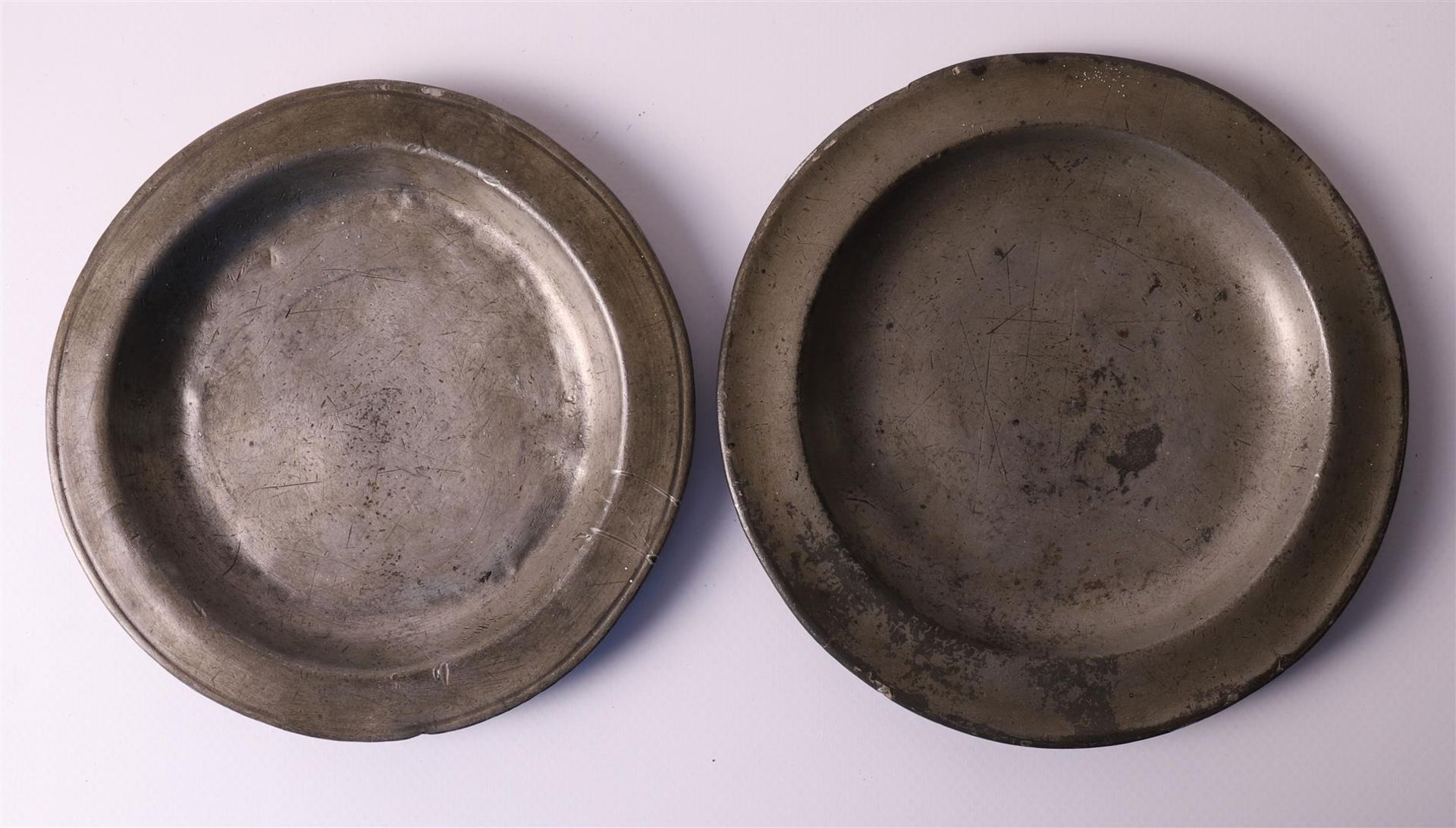 A pewter baluster-shaped spreader and two porridge plates, Holland, 18th century, h 14 and Ø 14 - Bild 3 aus 5