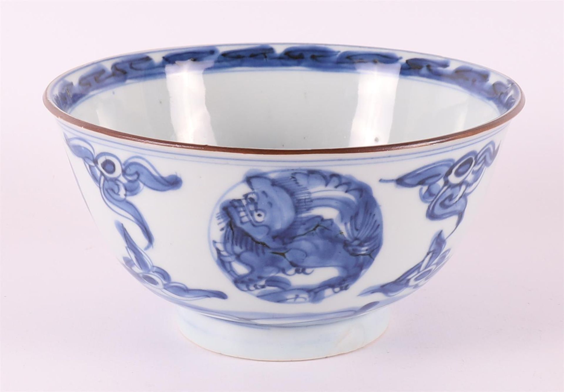 A blue/white porcelain bowl on stand ring, China, Kangxi, around 1700. Blue underglaze floral - Bild 3 aus 8