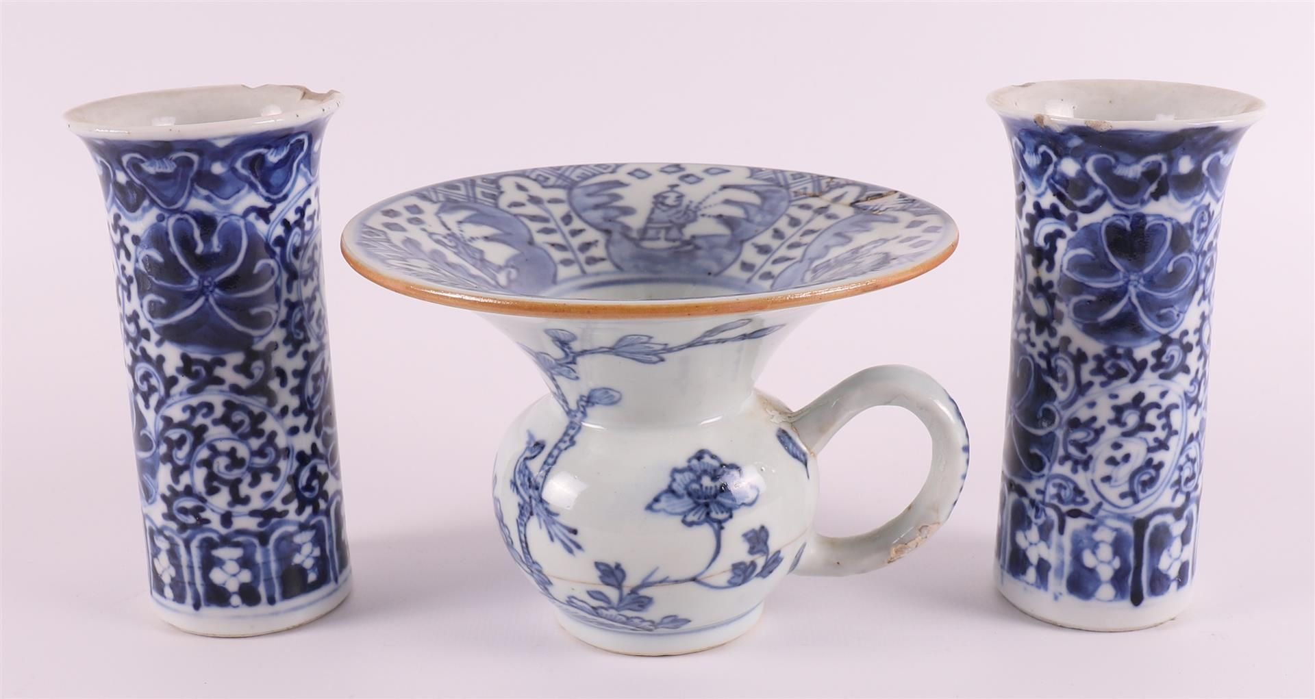 A blue/white porcelain spittoon, China, Qianlong 18th century, h 13 cm (restored). Here are two