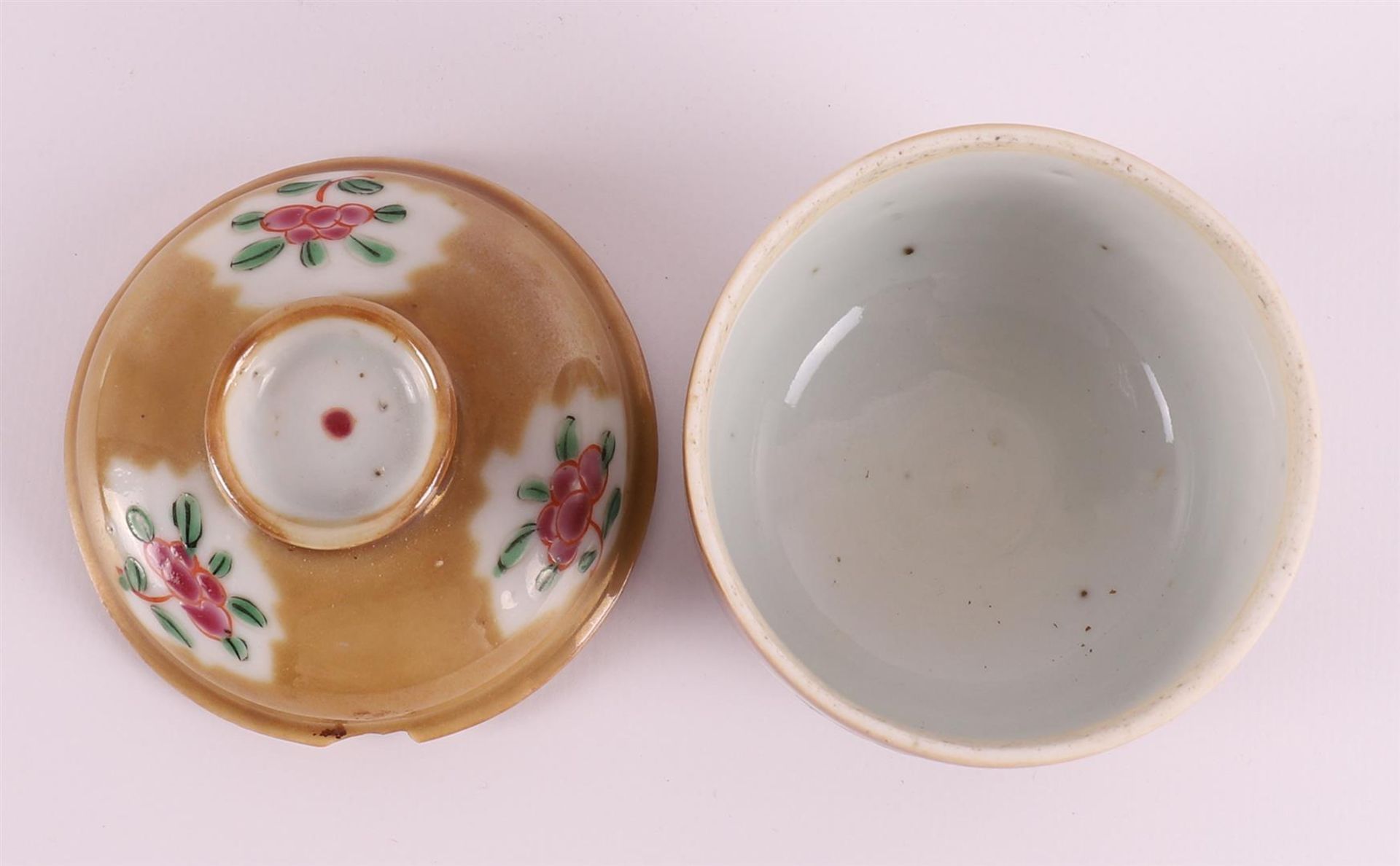 A lot of various Chinese porcelain, including Chinese Imari, China, 18th century, to. 7x. (Damages) - Image 11 of 13