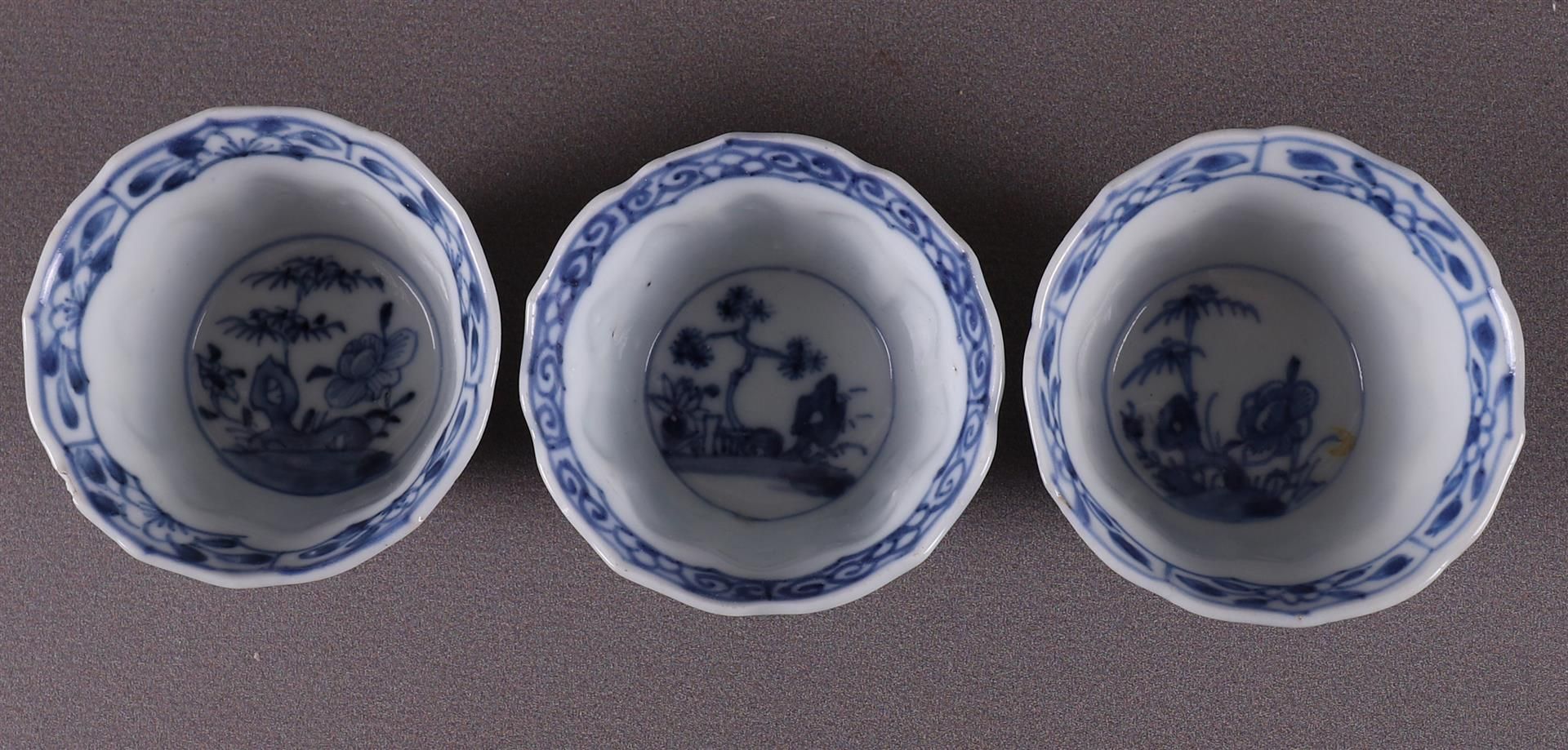 Three blue/white porcelain cups and saucers, China, Kangxi, around 1700. Blue underglaze - Image 10 of 12