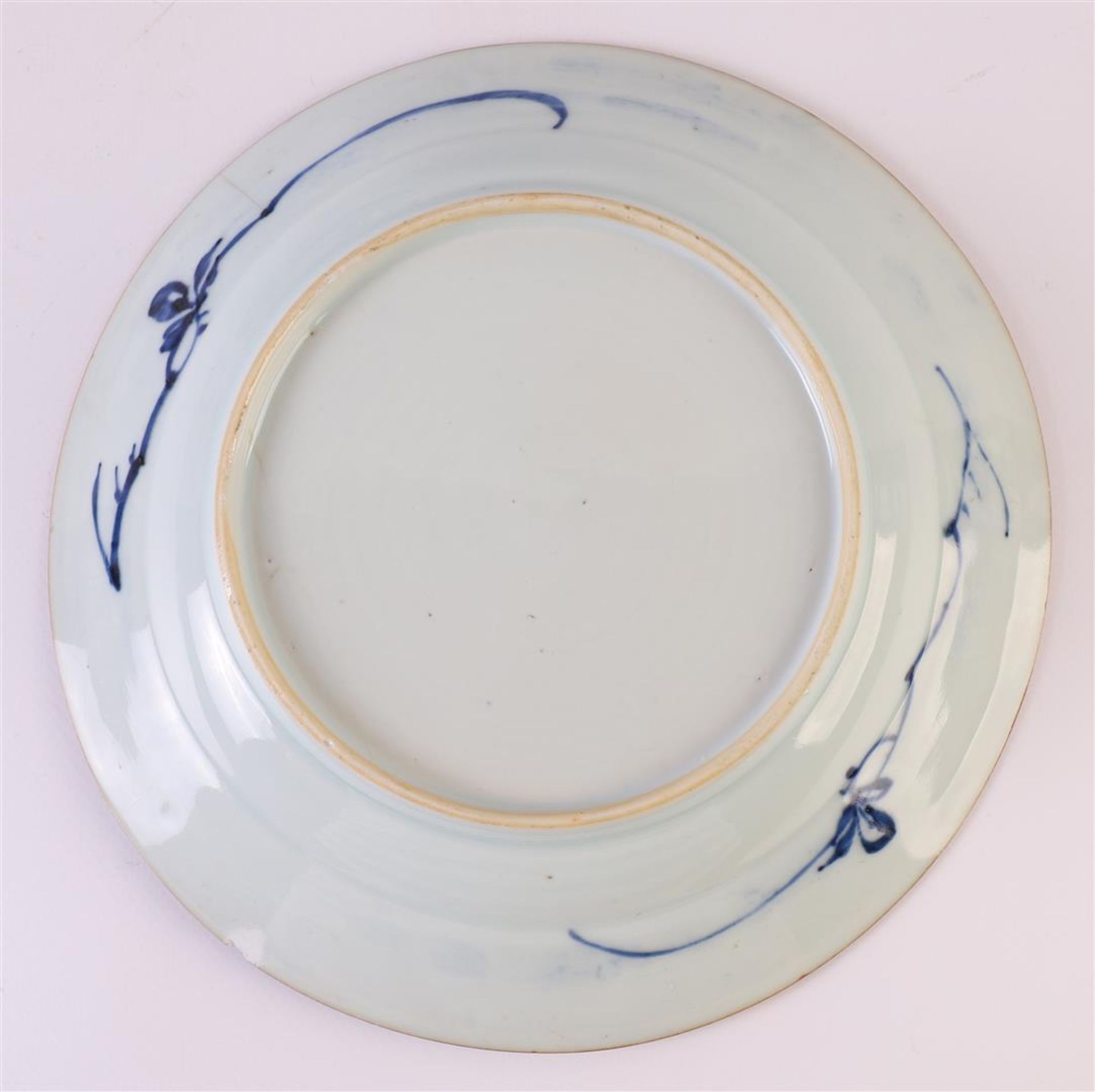 A contoured blue/white porcelain plate, China, 19th century. Blue underglaze decor, marked with - Bild 5 aus 11