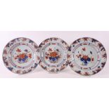 A series of three porcelain plates, China, Kangxi, around 1700. Blue/red, partly gold-heightened