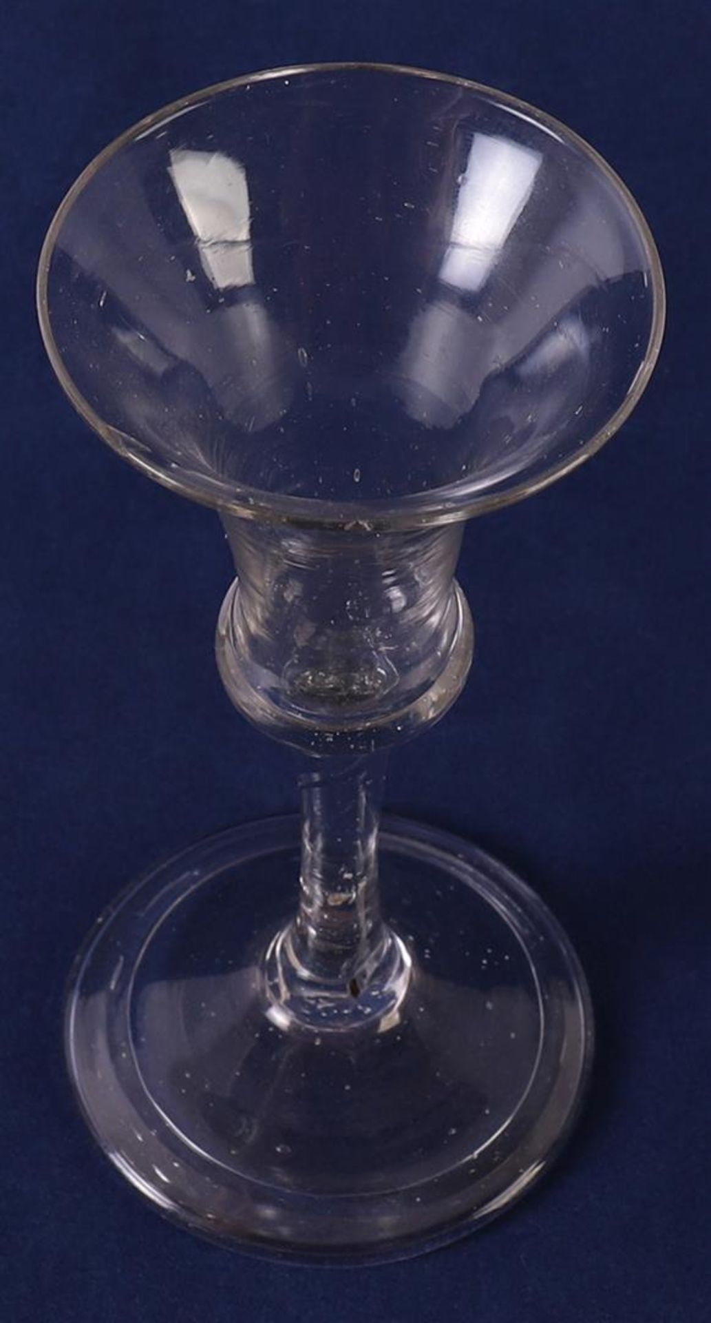 A glass, Holland, 18th century. Tulip-shaped cuppa, straight stem, resting on round base, h 16 cm ( - Image 2 of 5