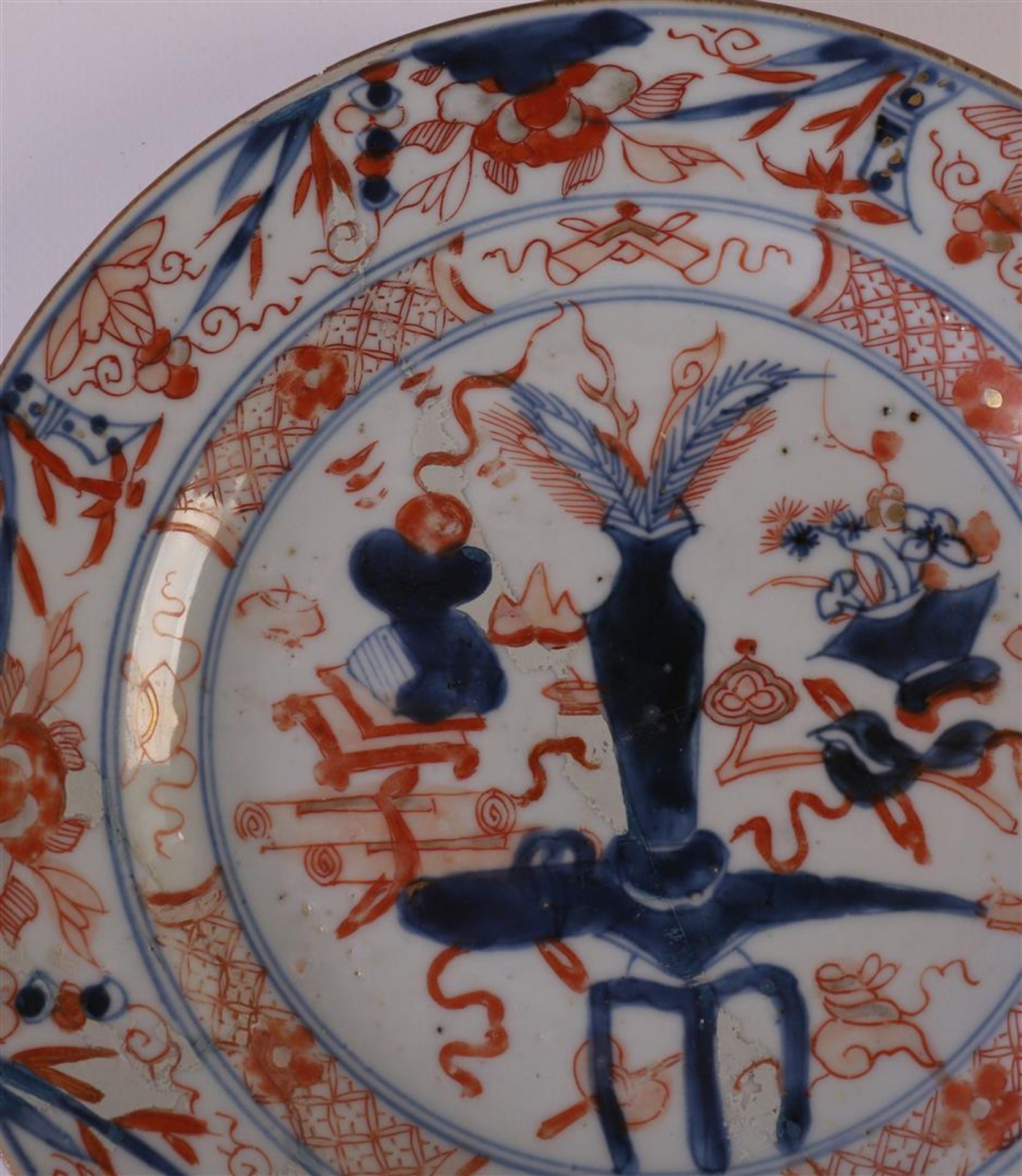 A series of four porcelain Chinese Imari plates, China, Kangxi, around 1700. Blue/red, partly gold - Bild 6 aus 17