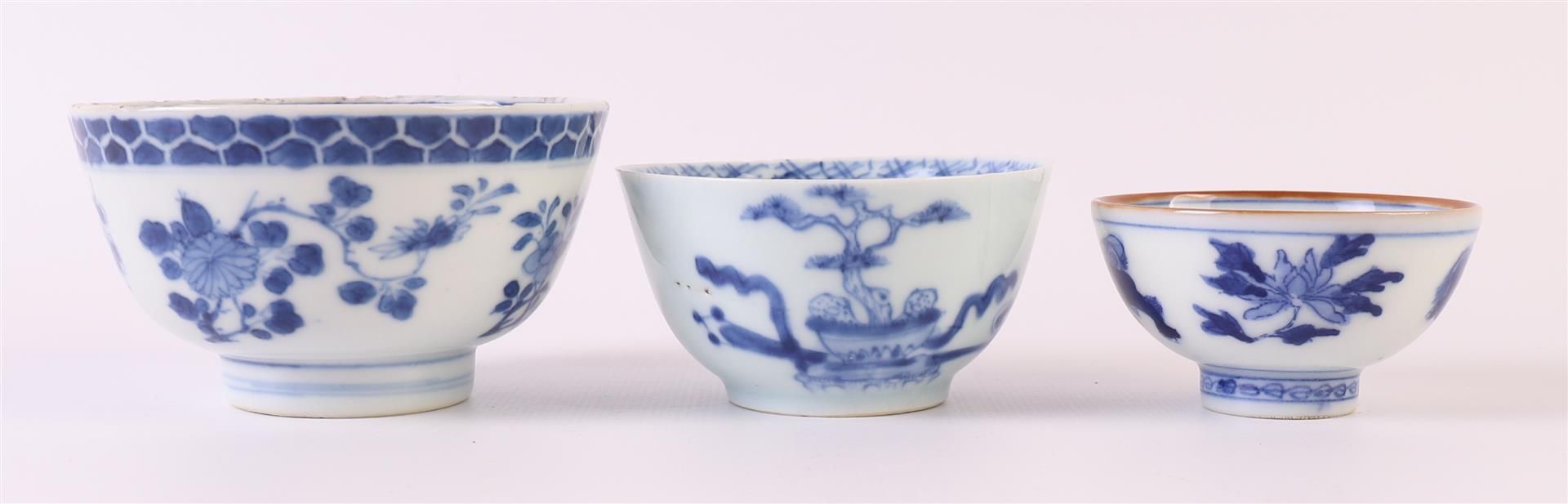 Two blue/white porcelain plates, China, Kangxi, around 1700. Blue underglaze floral decor, Ø 21 - Bild 12 aus 15
