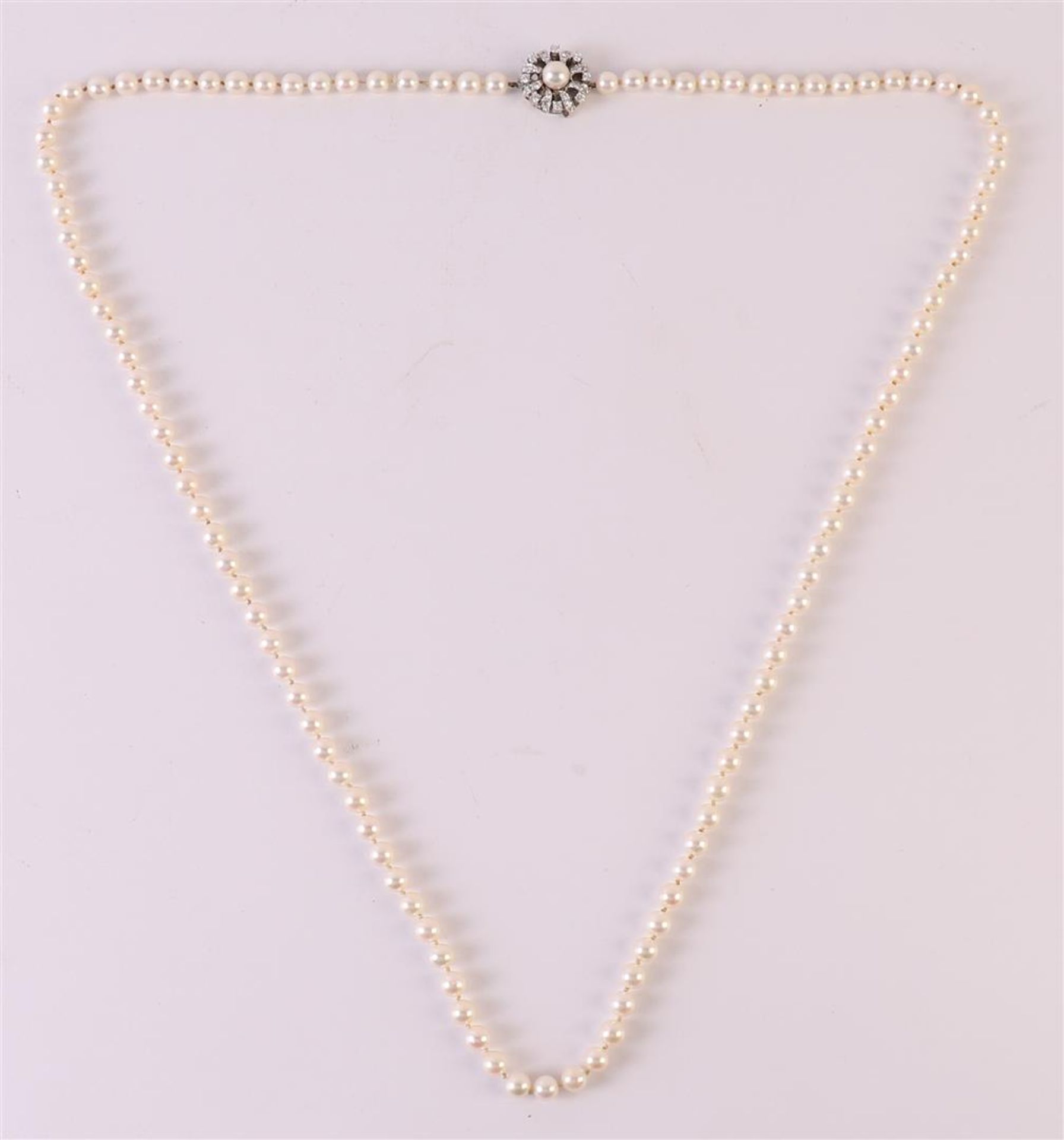 A pearl necklace, each knotted and a round 14 carat 585/1000 gold clasp with pearl and 24 diamonds