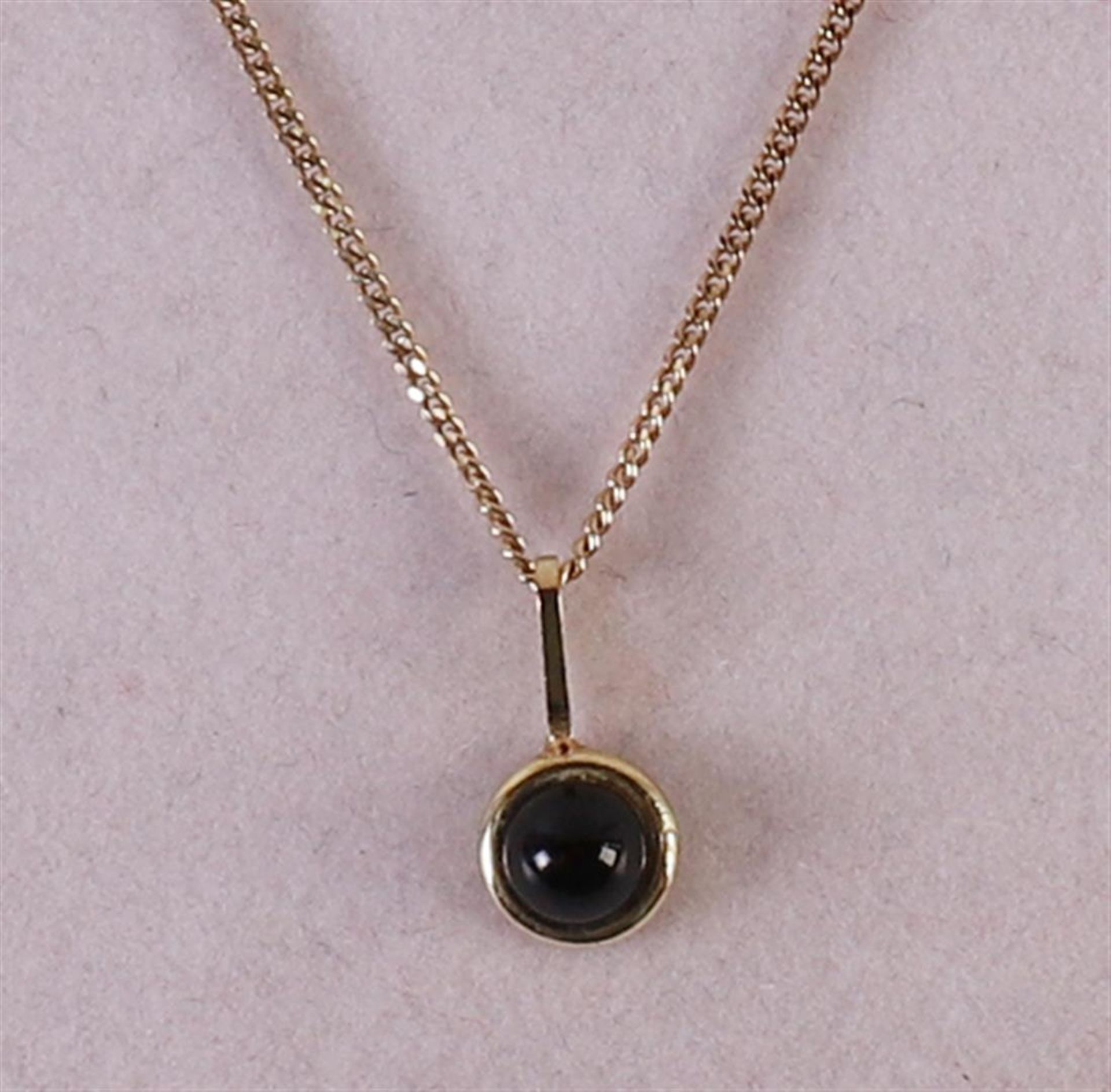 A 14 kt 585/1000 yellow gold necklace with ditto pendant, set with cabochon cut onyx, length 42 - Image 2 of 2