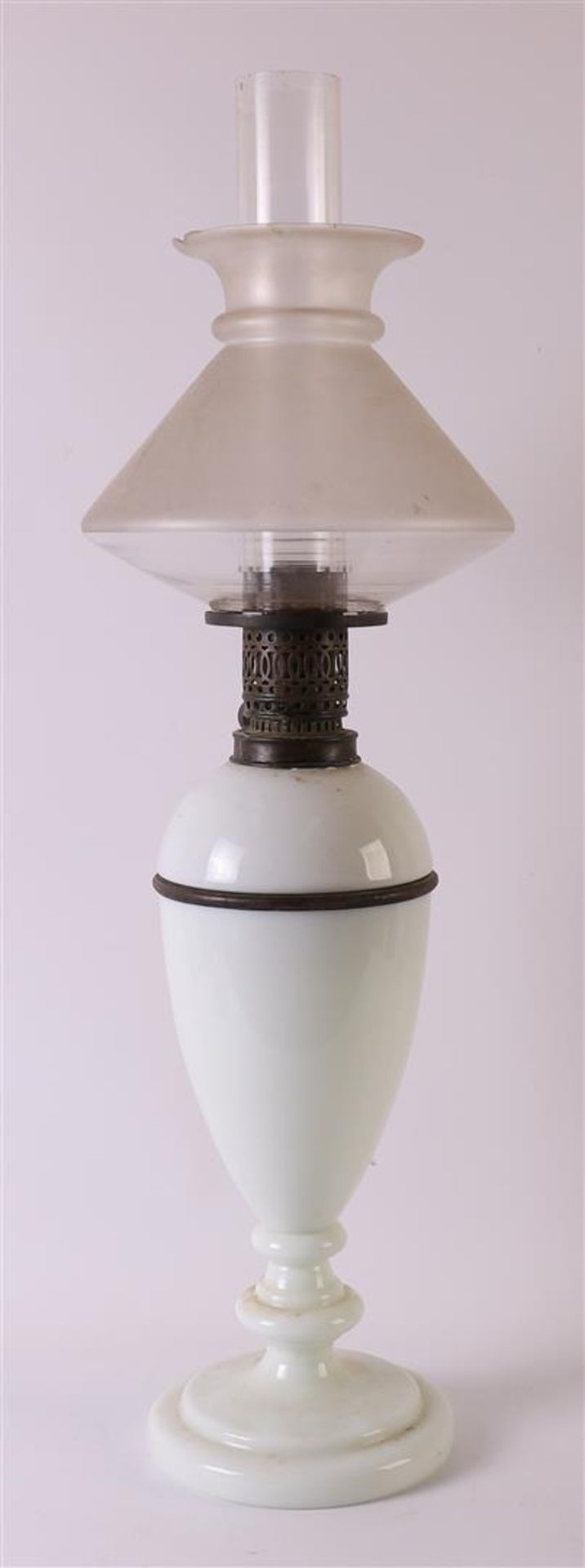 A white opaline glass standing table lamp, late 19th century, h 68 cm. - Bild 2 aus 3