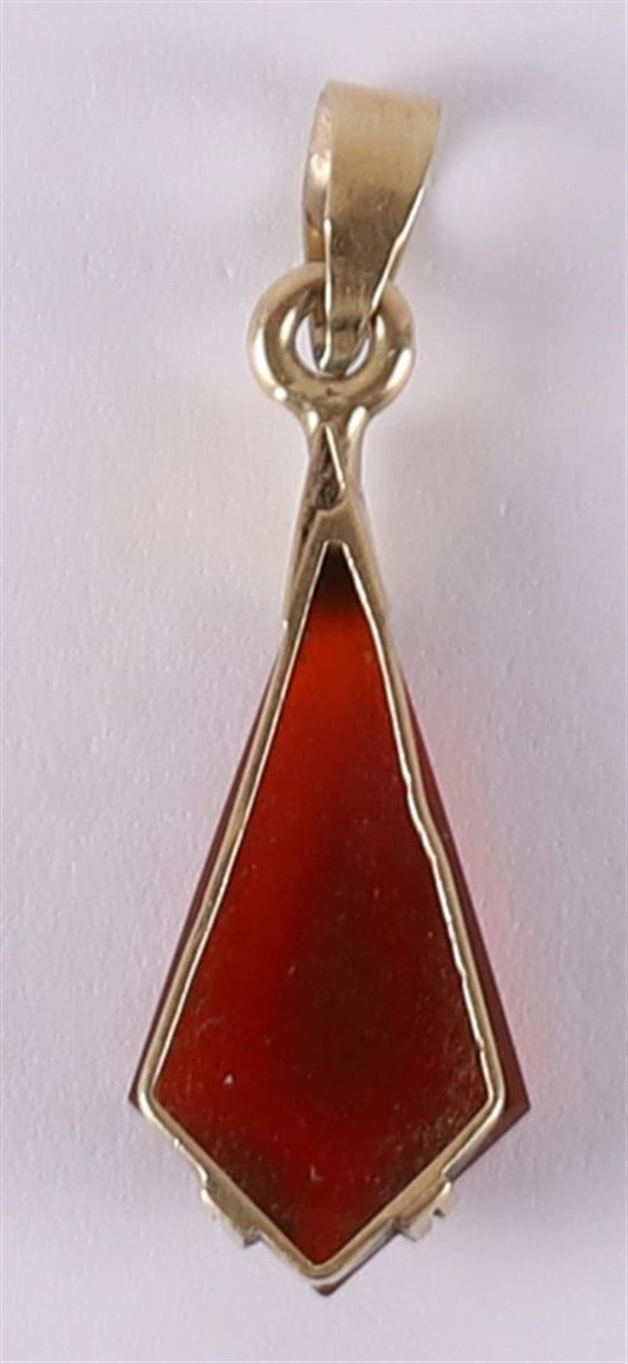 A 14 kt 585/1000 gold Art Deco pendant with a facet cut carnelian. - Image 2 of 2