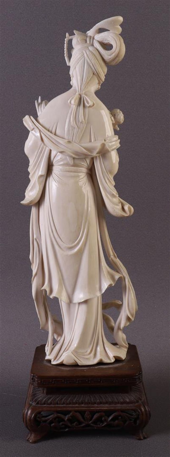 A carved ivory standing Guanyin with a lotus flower in her hand, China, Republic, ca. 1920, weight - Bild 2 aus 8