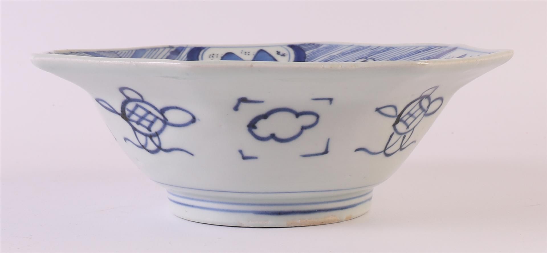 An octagonal blue/white porcelain hooded bowl, China, around 1800. Blue underglaze decor of a crow - Bild 4 aus 7