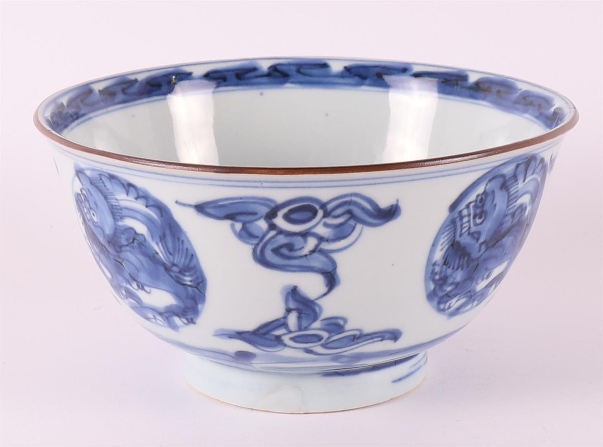 A blue/white porcelain bowl on stand ring, China, Kangxi, around 1700. Blue underglaze floral - Bild 4 aus 8