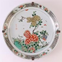 A porcelain famille verte dish, China, Kangxi, around 1700. Polychrome decor of peonies and flora on