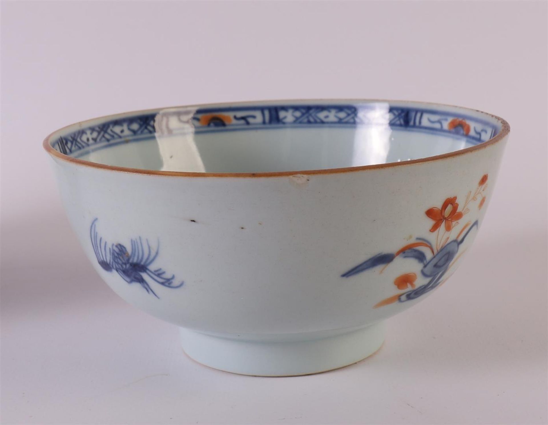 A set of porcelain Chinese Imari bowls on a stand, China, Qianlong, 18th century. Blue/red, partly - Image 5 of 10