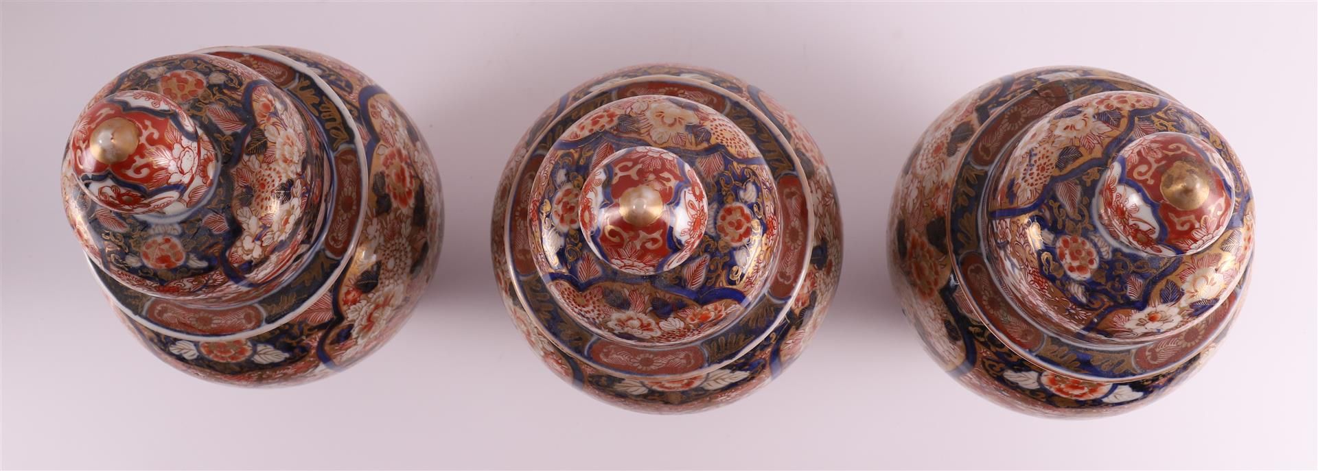 A five-piece porcelain Imari cabinet set, consisting of: three lidded vases and two vases with - Image 7 of 17