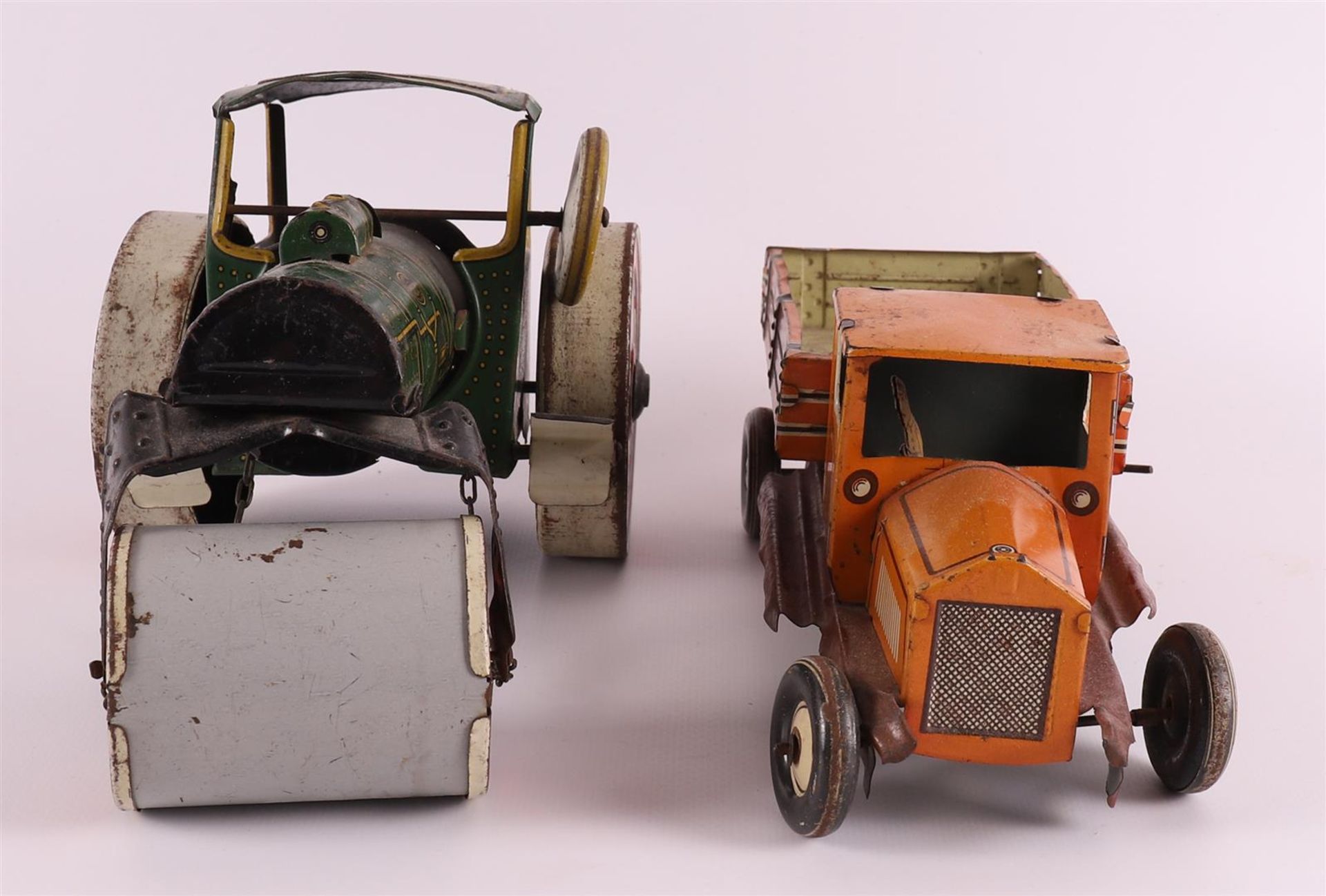 A tin steamroller, 1st half of the 20th century, h 13 x l 23 cm. Here's a truck, see you. 2x. - Image 5 of 7