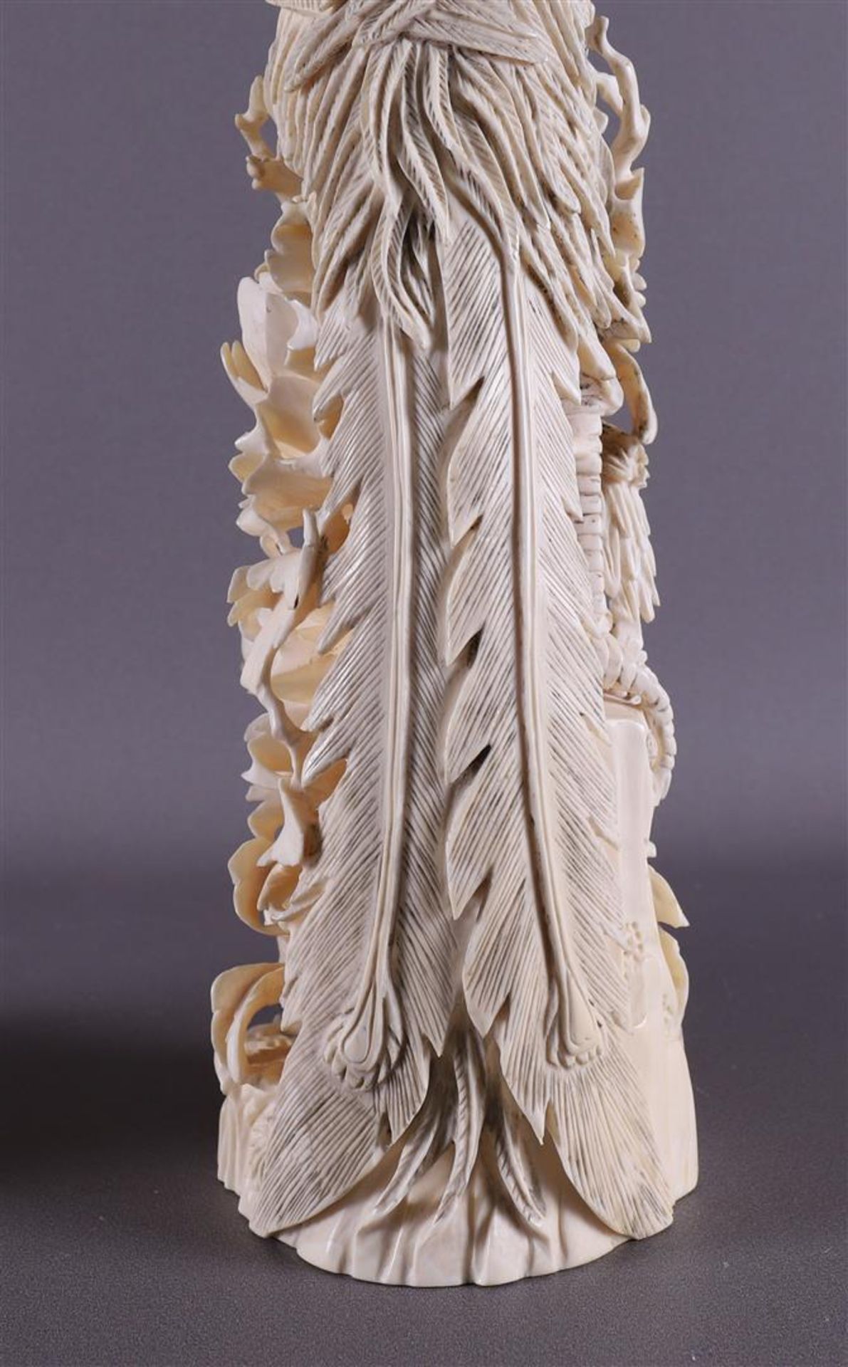 A pair of carved ivory phoenixes resting on tree stumps with lotus flowers and a bird with a lotus - Bild 19 aus 22