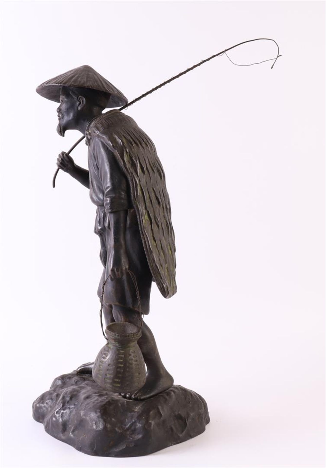 A dark patinated bronze okimono of a fisherman, Japan, Meiji, around 1900, h 36 cm. - Image 2 of 4