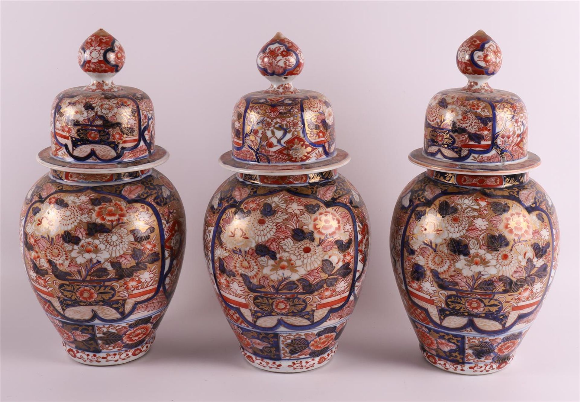 A five-piece porcelain Imari cabinet set, consisting of: three lidded vases and two vases with - Image 3 of 17