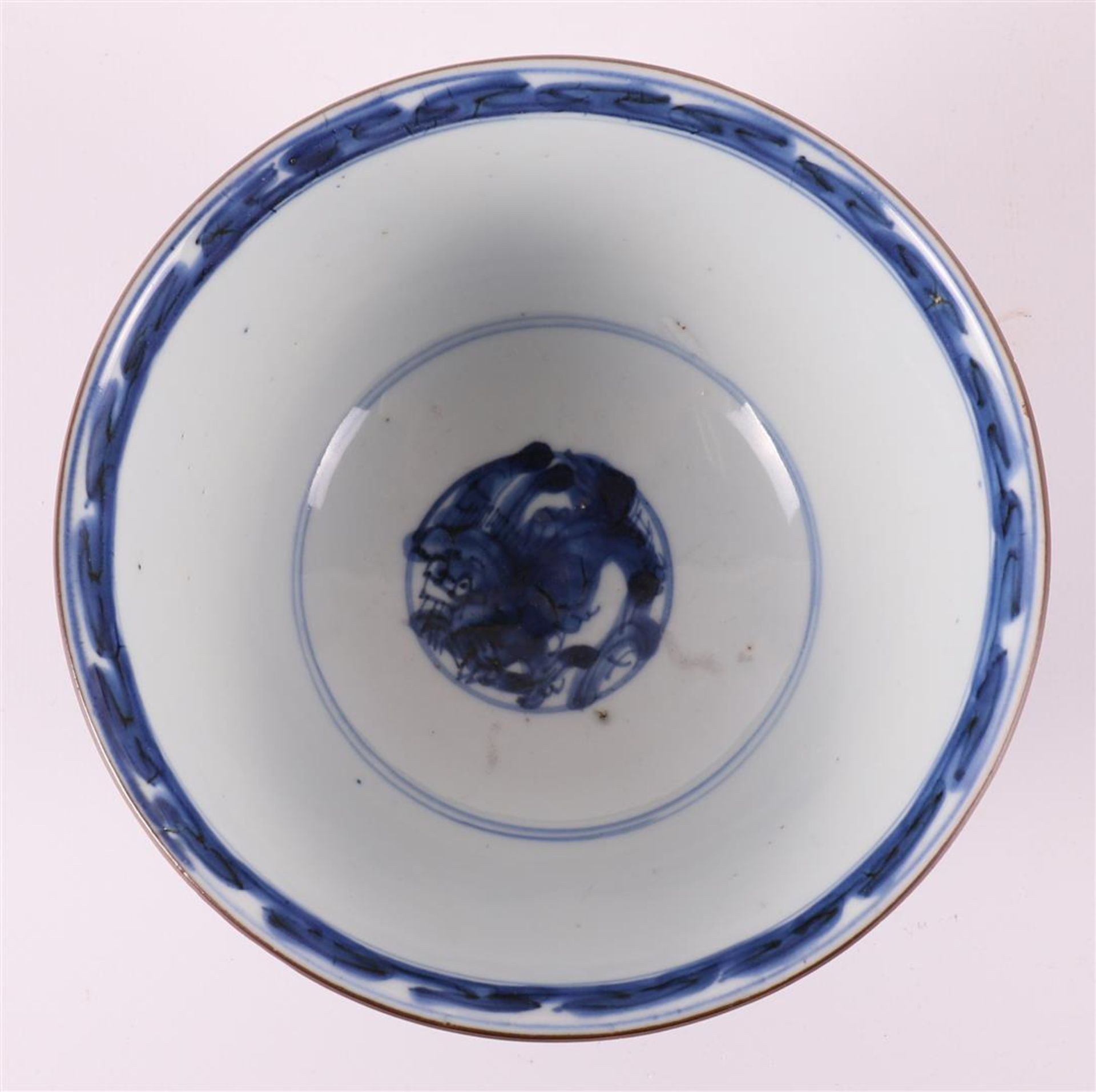 A blue/white porcelain bowl on stand ring, China, Kangxi, around 1700. Blue underglaze floral - Bild 6 aus 8