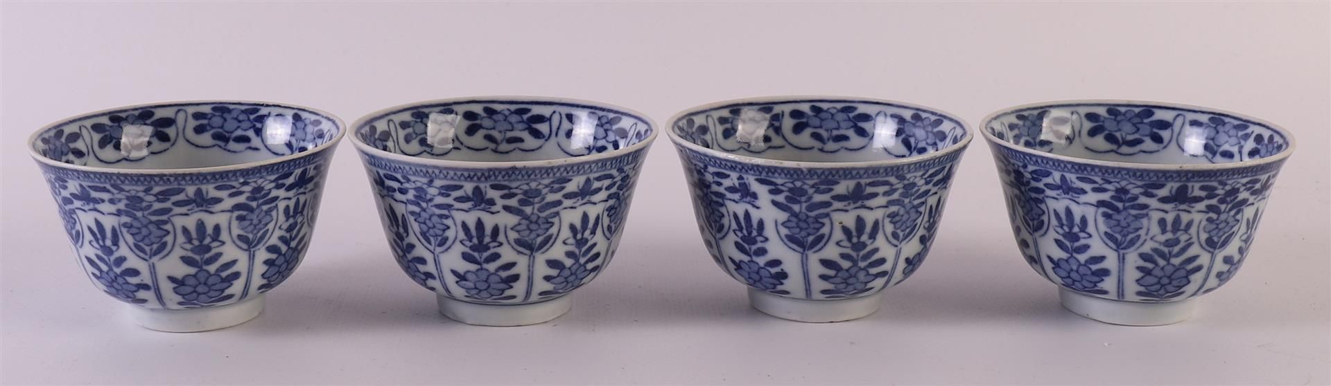 Twelve blue/white porcelain cups and saucers, China, late 19th century. Blue underglaze floral - Bild 12 aus 20