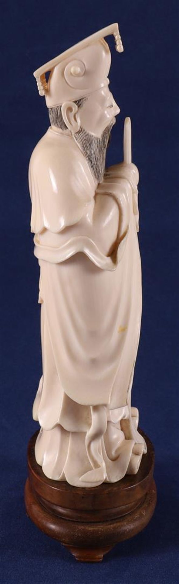 A carved ivory dignitary Lu Dongbin, on wooden base, China, late 19th century, 19 cm, 400 grams. ( - Bild 4 aus 5
