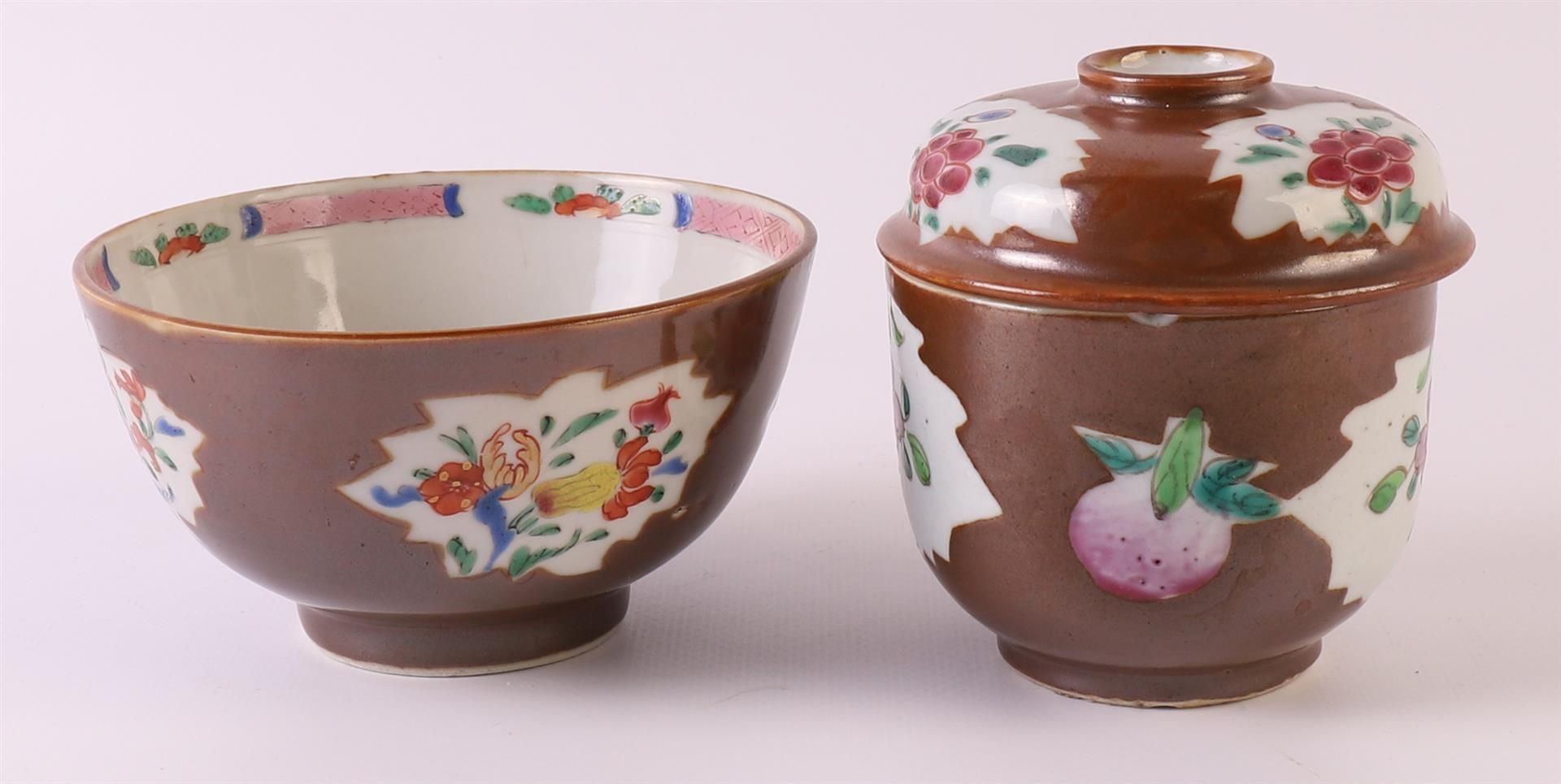 A porcelain famille rose lidded jar on capucine ground, so-called Batavia ware, China, Qianlong, - Bild 4 aus 11