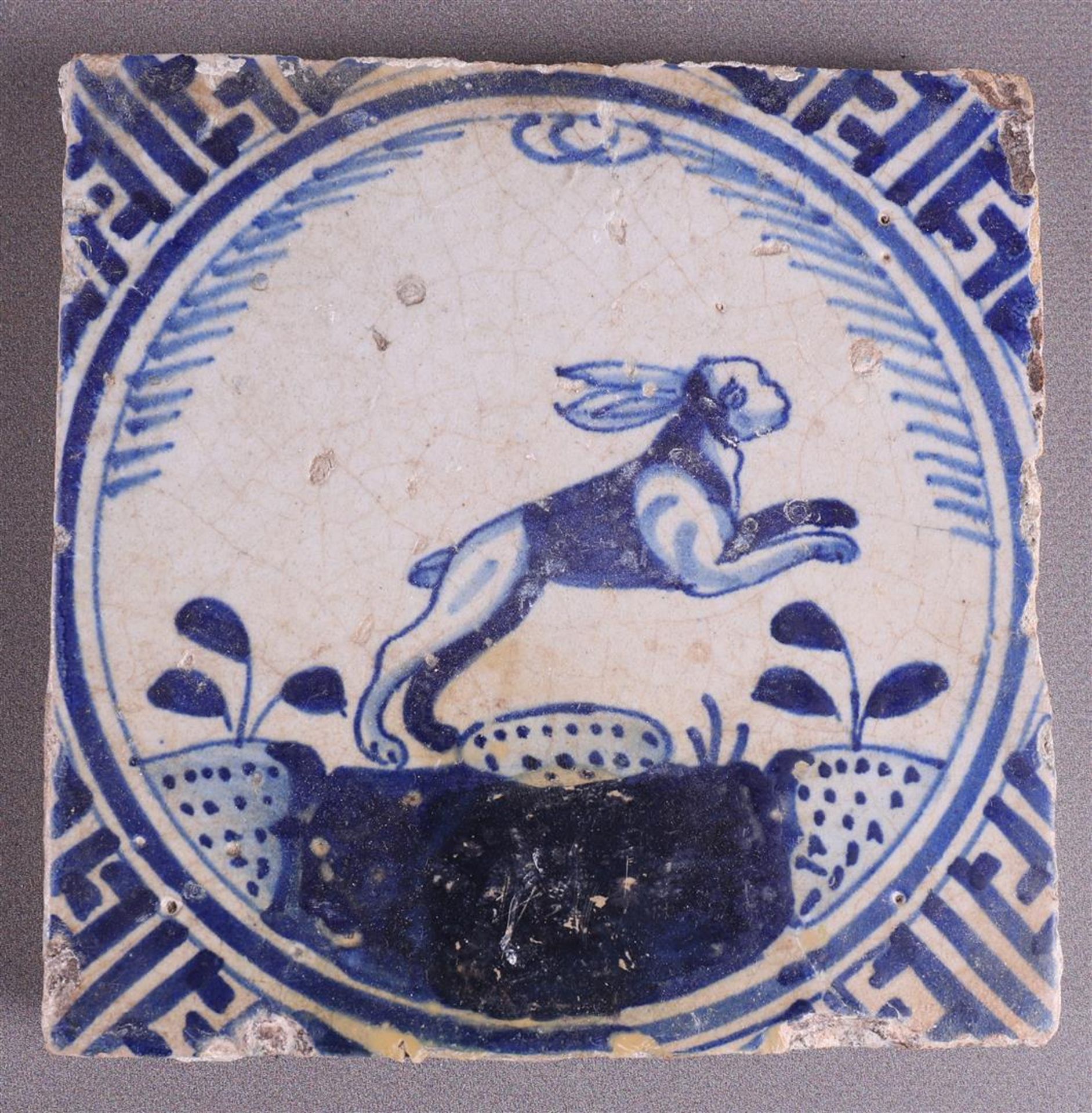 A blue/white tile with a decor of a bear in a cartouche with 'Wanli' corners, Holland, 17th century, - Bild 3 aus 4