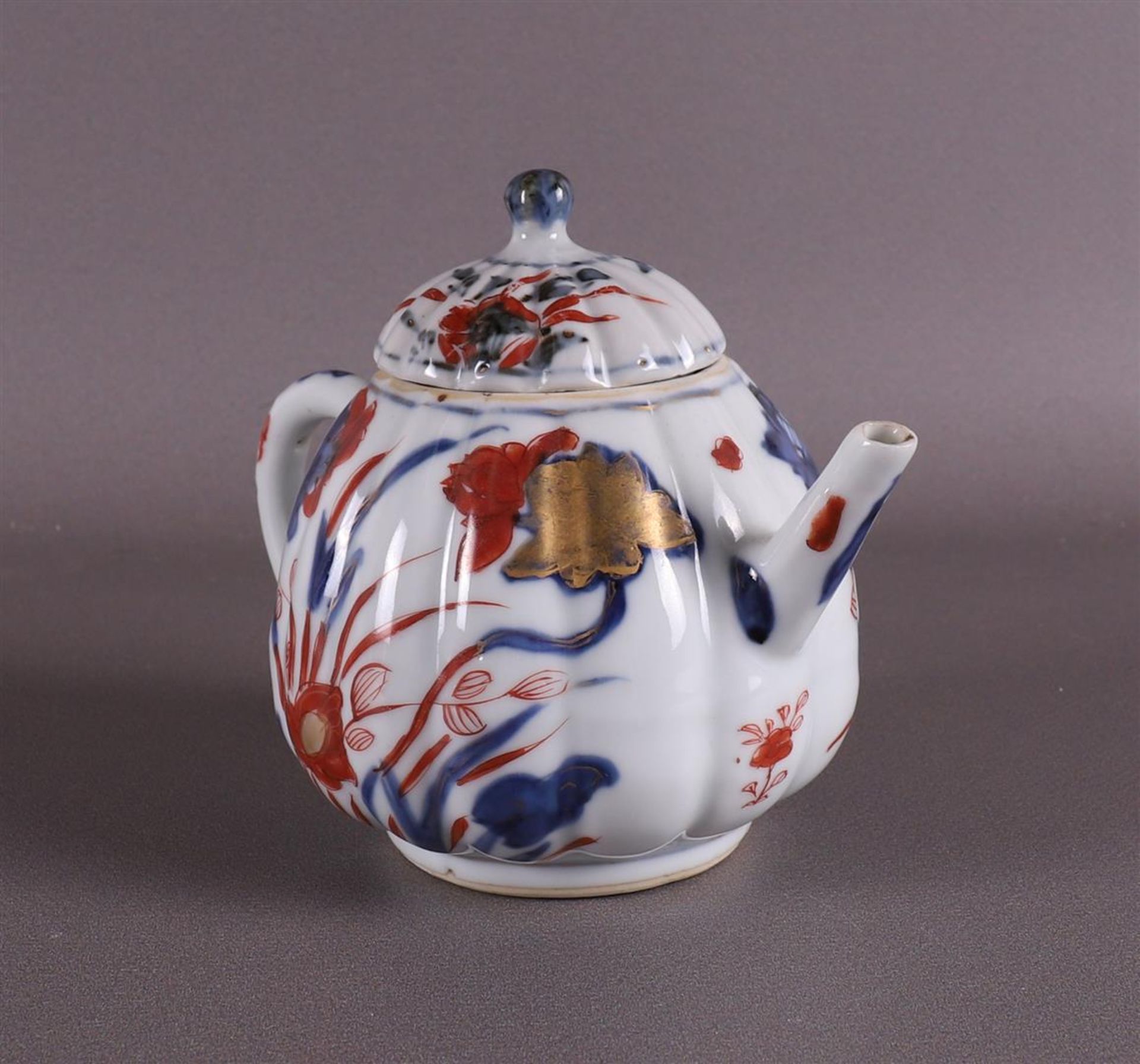 A pumpkin-shaped convex porcelain teapot, China, Qianlong, 18th century. Polychrome floral decor, - Bild 5 aus 12
