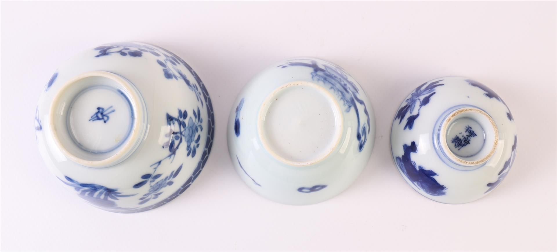 Two blue/white porcelain plates, China, Kangxi, around 1700. Blue underglaze floral decor, Ø 21 - Bild 15 aus 15
