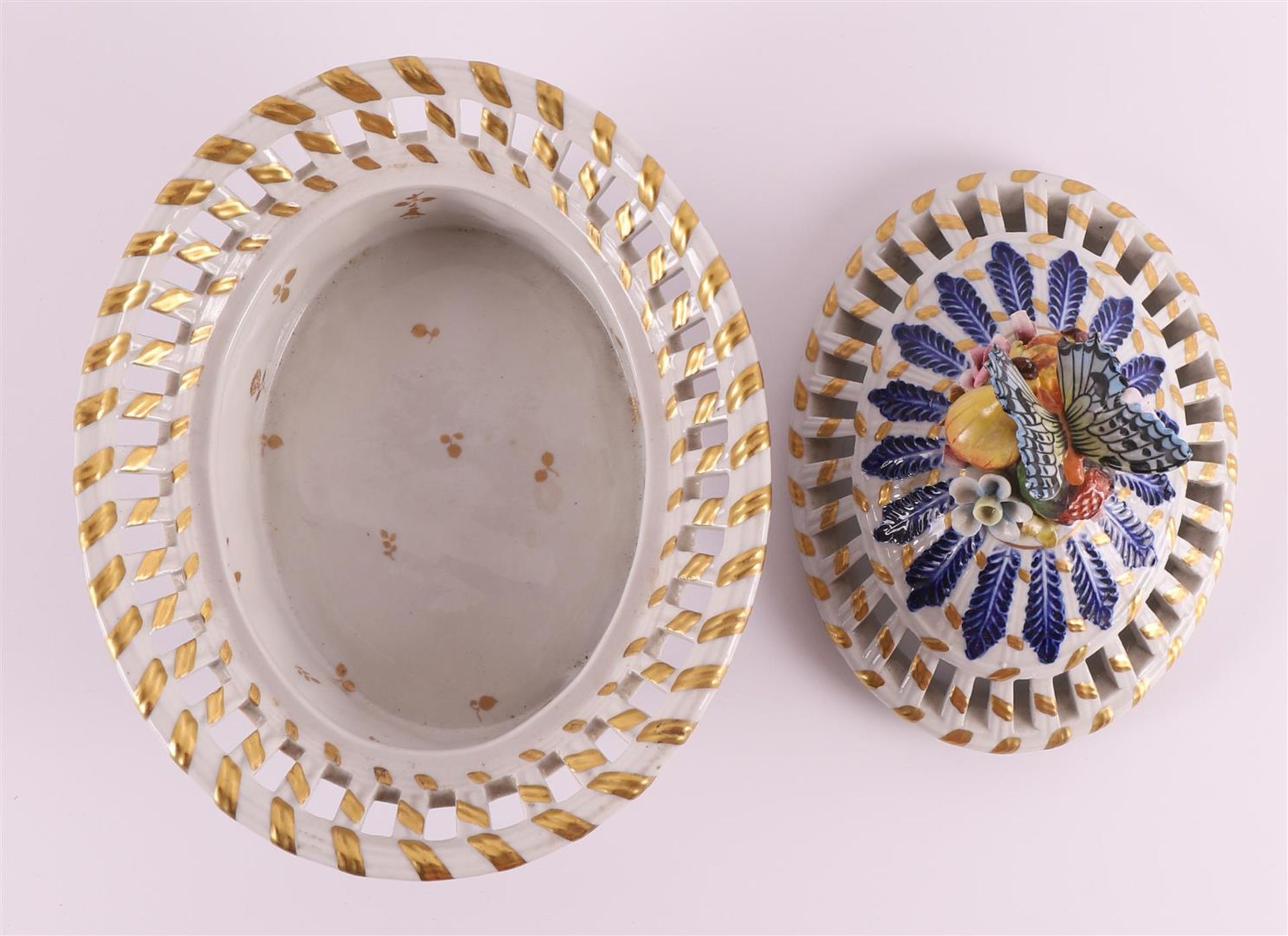 An oval porcelain lidded basket with openwork edge, France, Sèvres, 20th century. Polychrome - Bild 5 aus 9