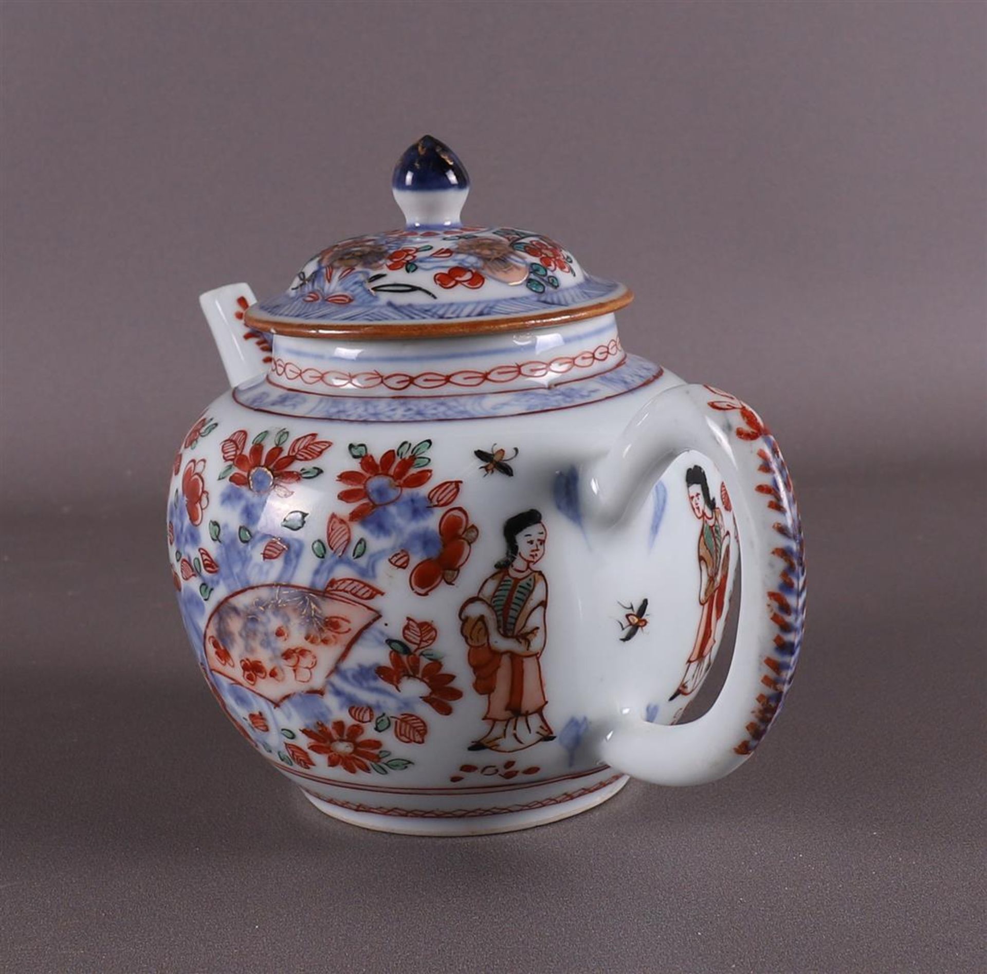 A spherical porcelain Amsterdam variegated teapot, China, 18th century. Polychrome decoration of a - Bild 7 aus 13