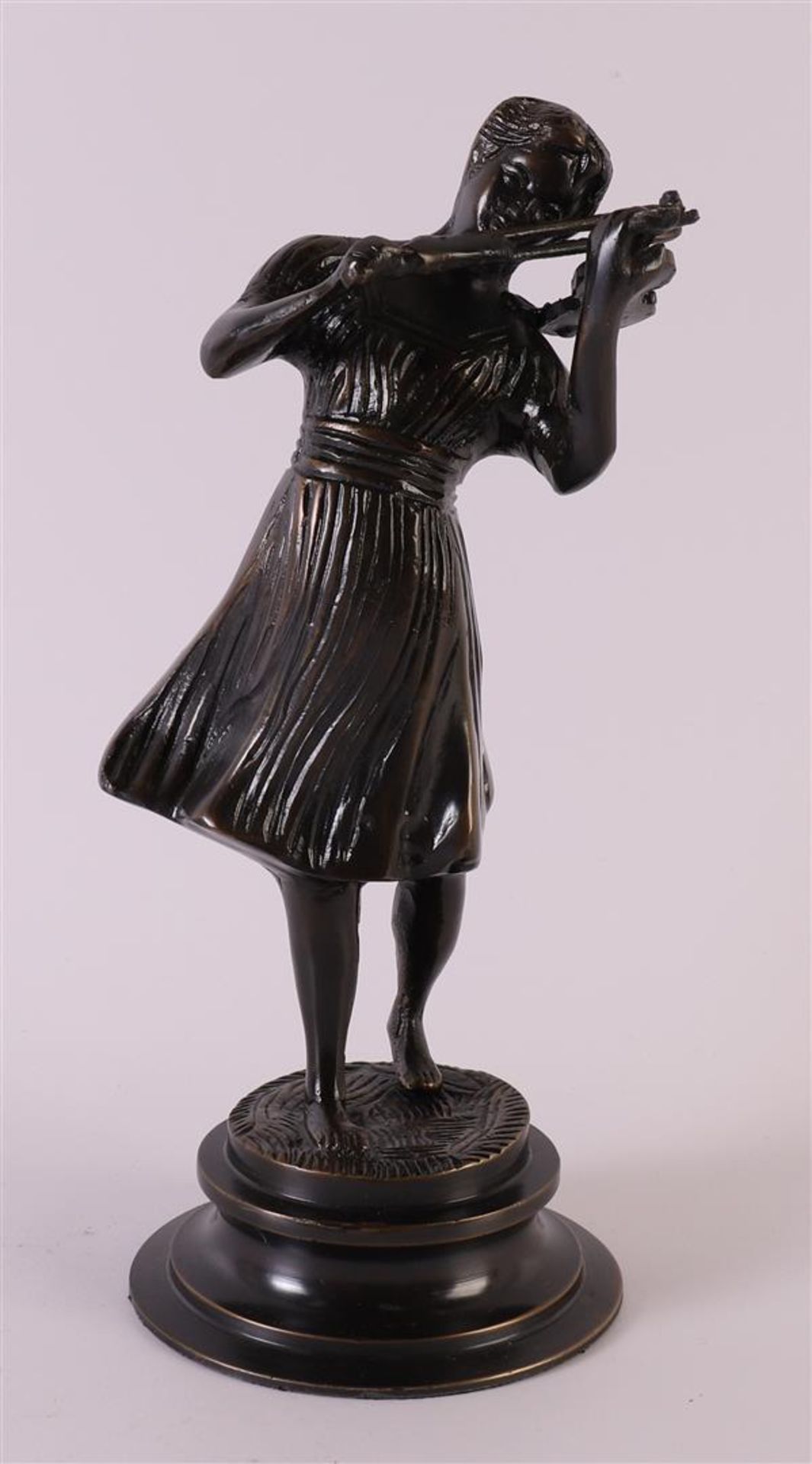 A bronze woman with violin, after an antique example, 21st century, h 23 cm.