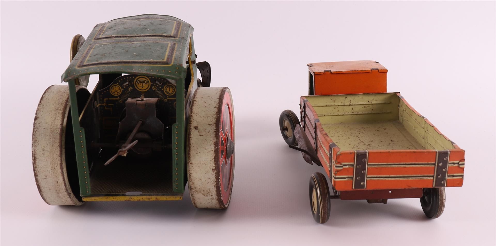 A tin steamroller, 1st half of the 20th century, h 13 x l 23 cm. Here's a truck, see you. 2x. - Image 3 of 7