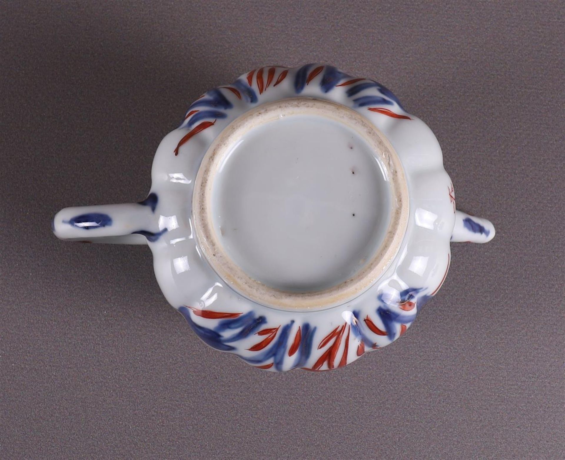 A pumpkin-shaped convex porcelain teapot, China, Qianlong, 18th century. Polychrome floral decor, - Bild 10 aus 12