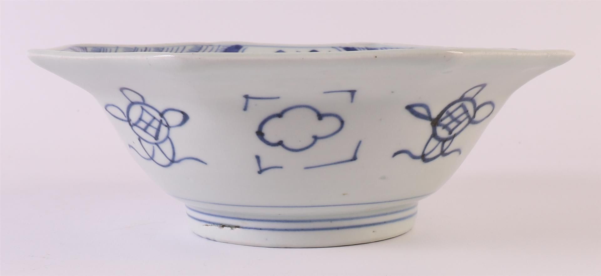An octagonal blue/white porcelain hooded bowl, China, around 1800. Blue underglaze decor of a crow - Bild 3 aus 7