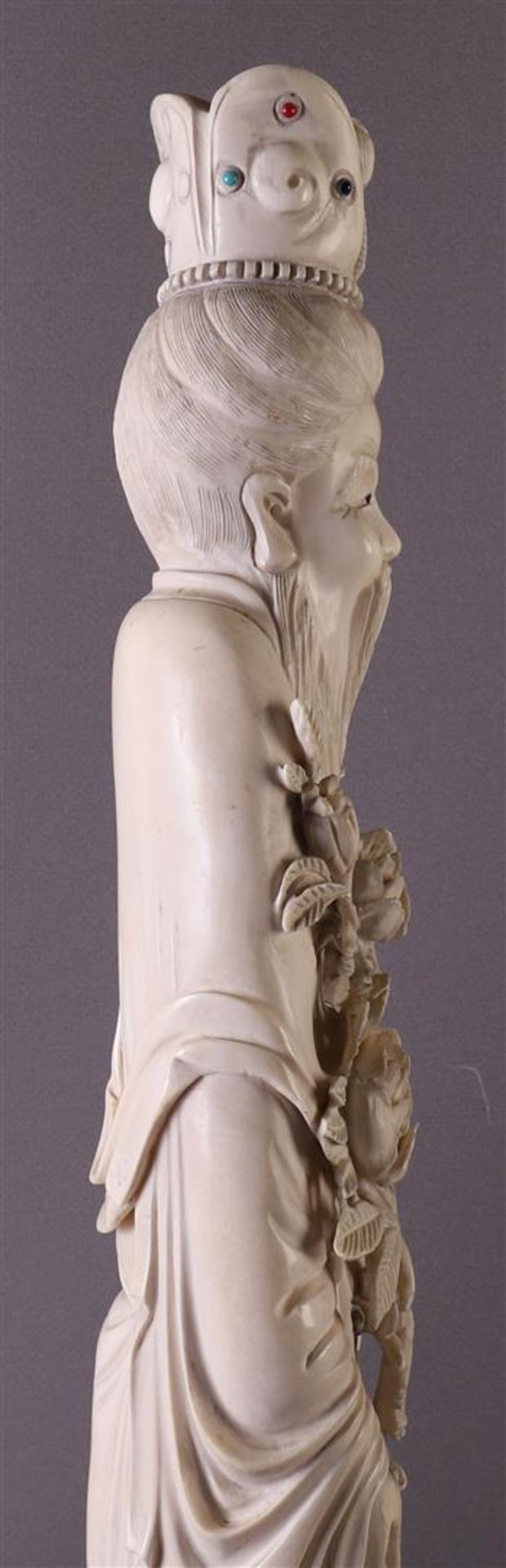 A carved ivory emperor and empress, China, Xuantong (1909-1911), h53 cm, 3227 grams, signed on the - Image 24 of 25