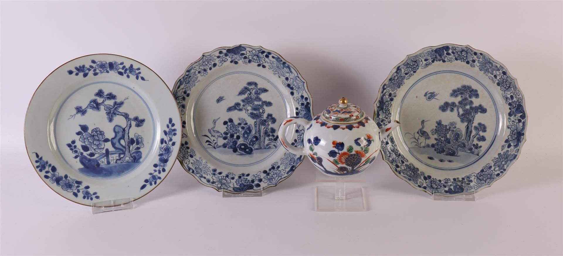 A pair of contoured blue/white porcelain plates, China, Qianlong, 2nd half 18th century. Blue