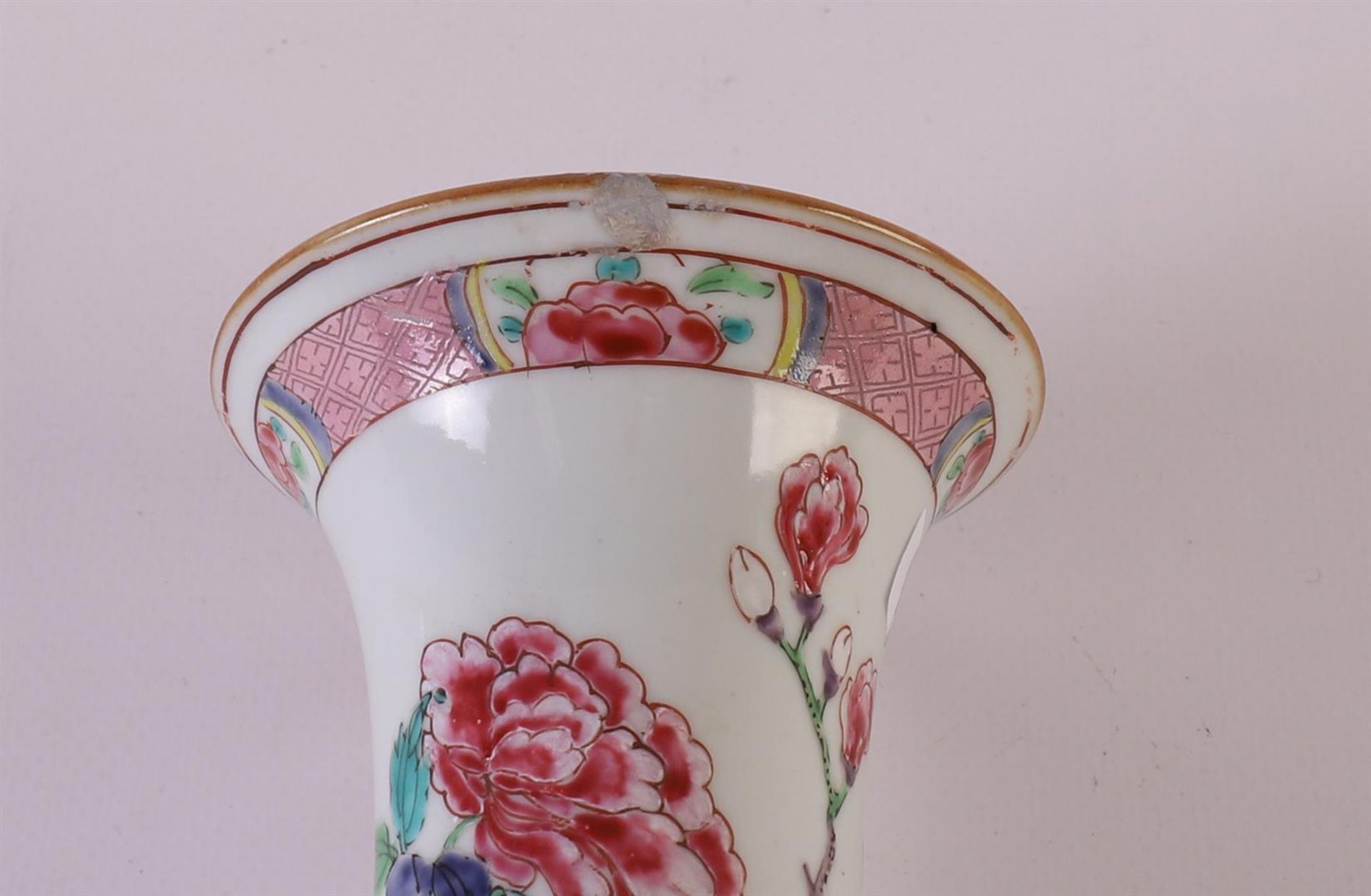 A trumpet-shaped porcelain famille rose vase, China, 18th century. Polychrome decor of birds and - Bild 8 aus 8