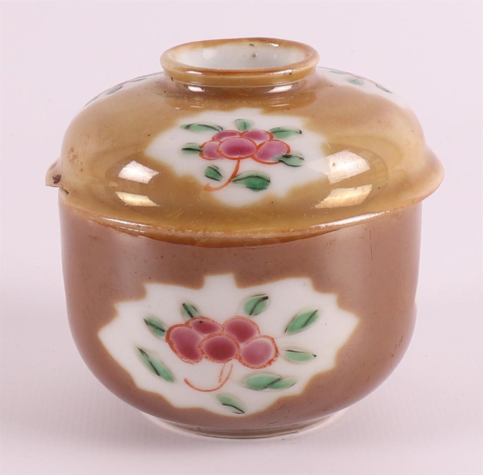 A lot of various Chinese porcelain, including Chinese Imari, China, 18th century, to. 7x. (Damages) - Image 10 of 13
