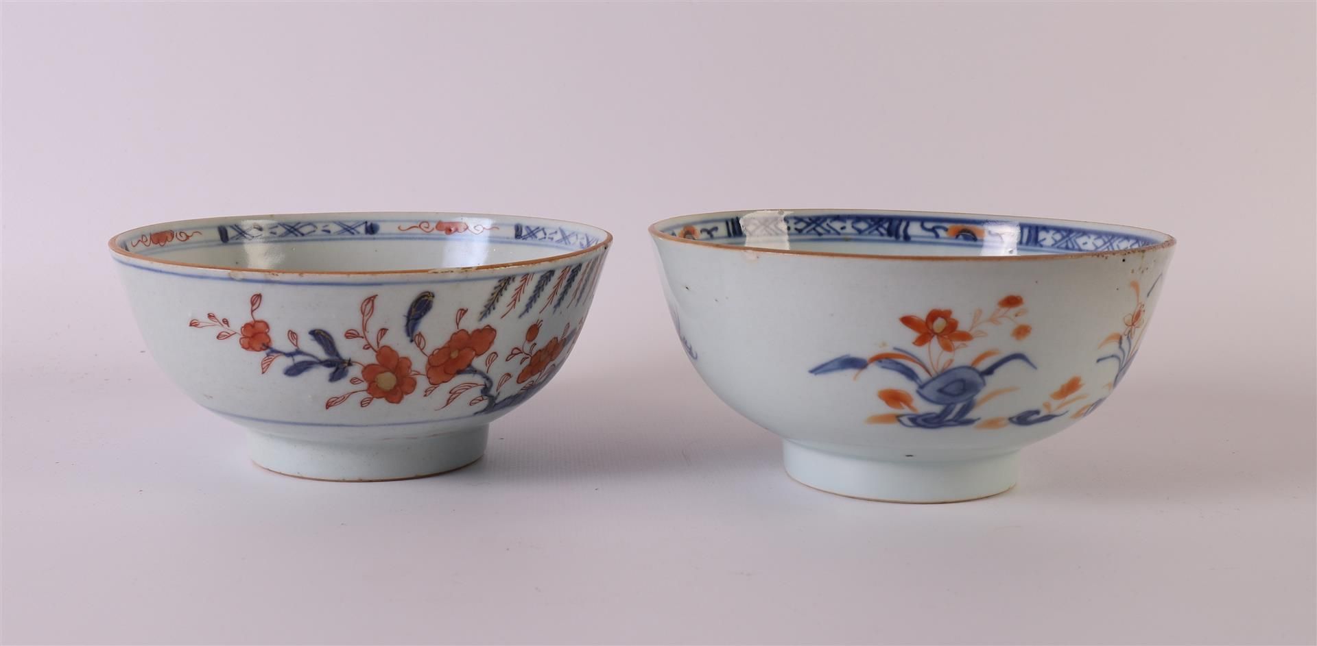 A set of porcelain Chinese Imari bowls on a stand, China, Qianlong, 18th century. Blue/red, partly - Image 4 of 10