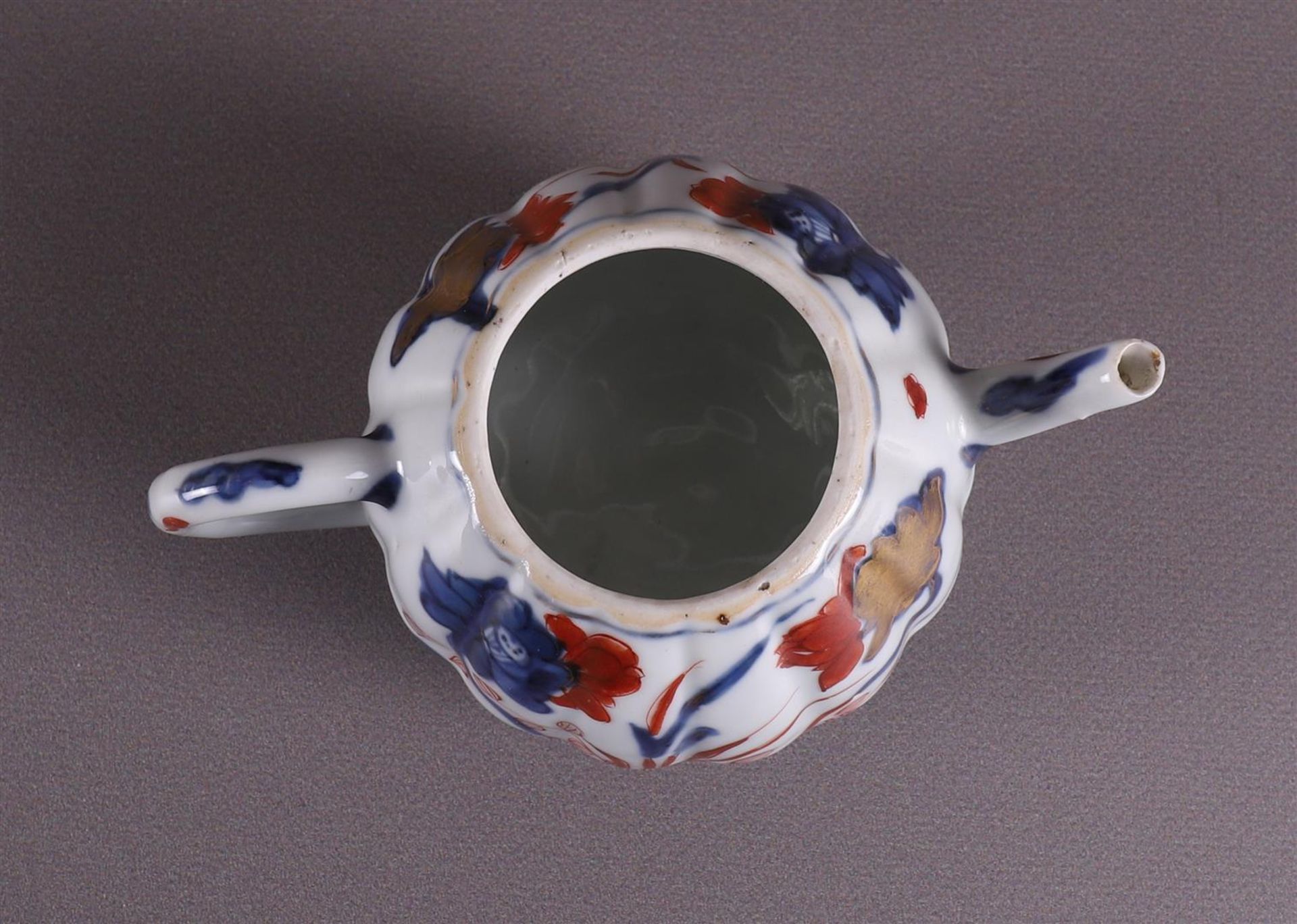 A pumpkin-shaped convex porcelain teapot, China, Qianlong, 18th century. Polychrome floral decor, - Bild 9 aus 12