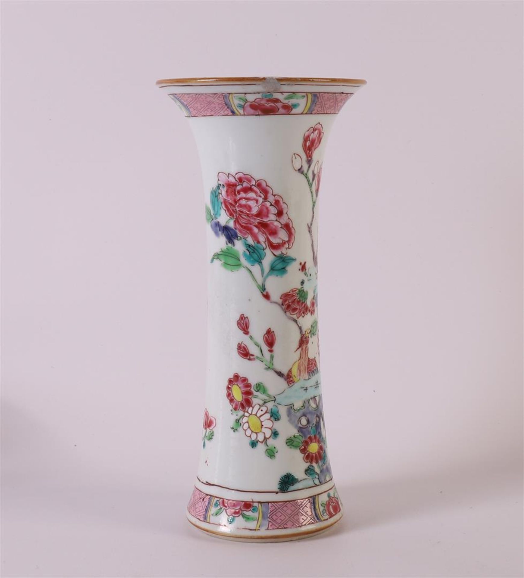 A trumpet-shaped porcelain famille rose vase, China, 18th century. Polychrome decor of birds and - Bild 4 aus 8