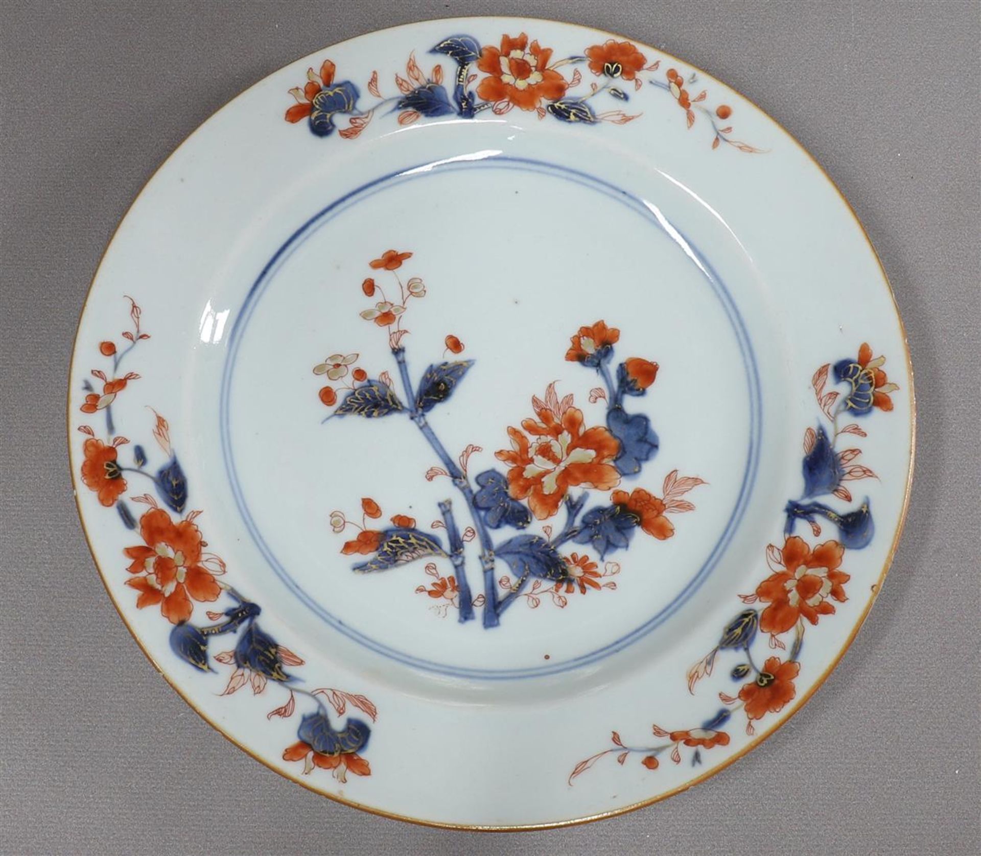 A series of six porcelain Chinese Imari plates, China, Qianlong 18th century. Blue, red, partly gold - Image 10 of 16