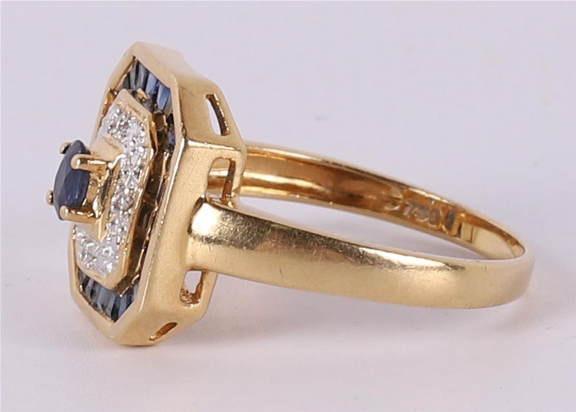 An 18 kt 750/1000 gold ring with 4 brilliants and 23 facet cut blue sapphires. Ring size 18.5 mm. - Image 2 of 2