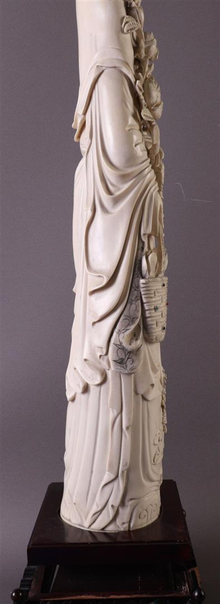 A carved ivory emperor and empress, China, Xuantong (1909-1911), h53 cm, 3227 grams, signed on the - Image 25 of 25